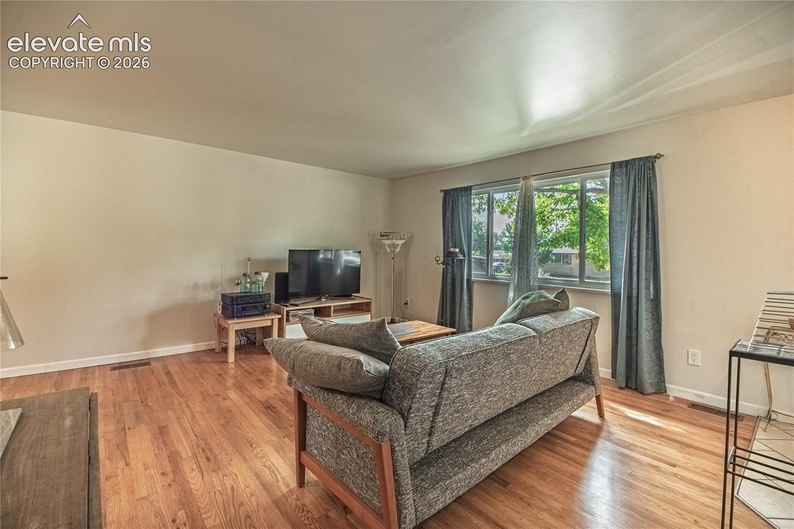 Listing photo 7 for 2512 E La Salle Street