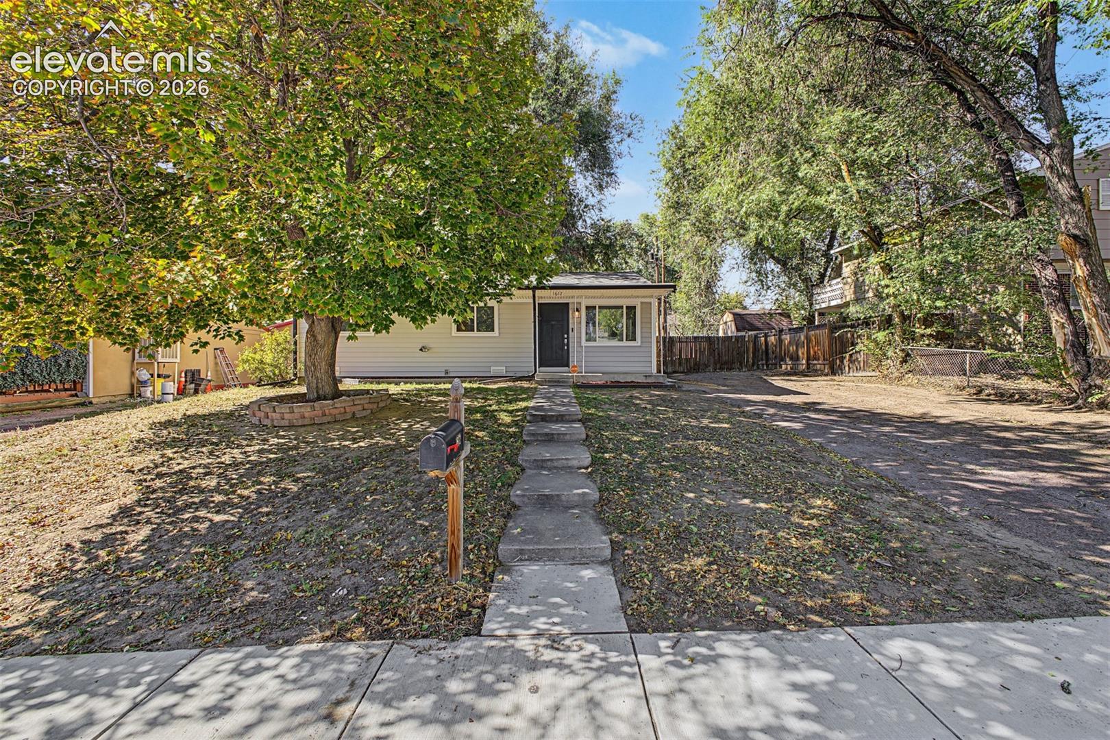 Listing photo 2 for 1612 Widefield Drive