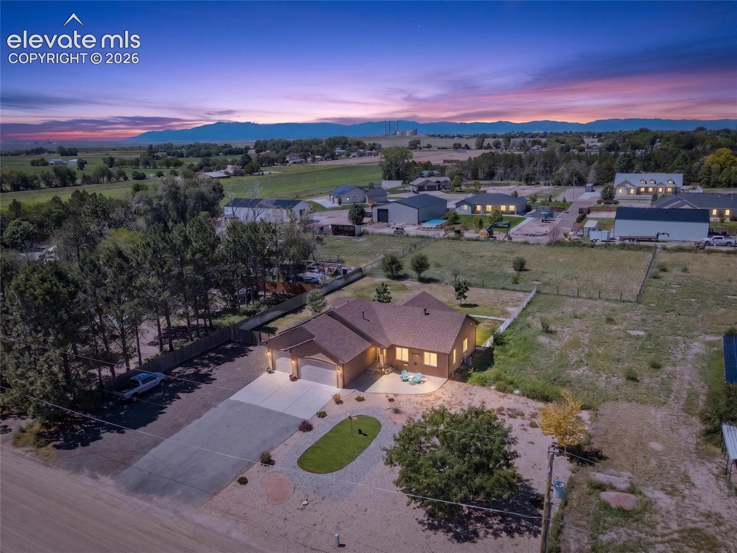 Listing photo 4 for 1615 28th Lane