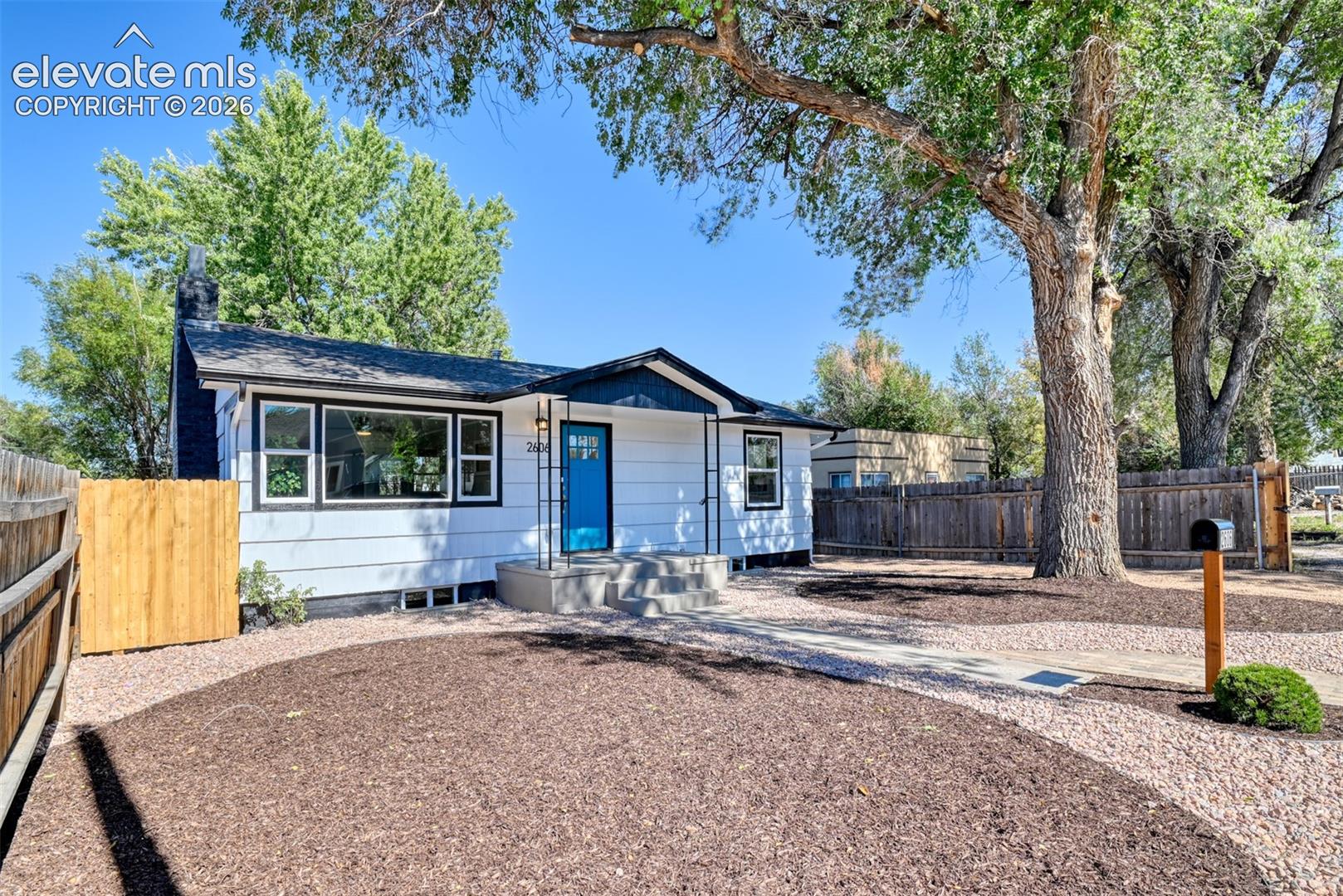 Listing photo 2 for 2606 E Boulder Street