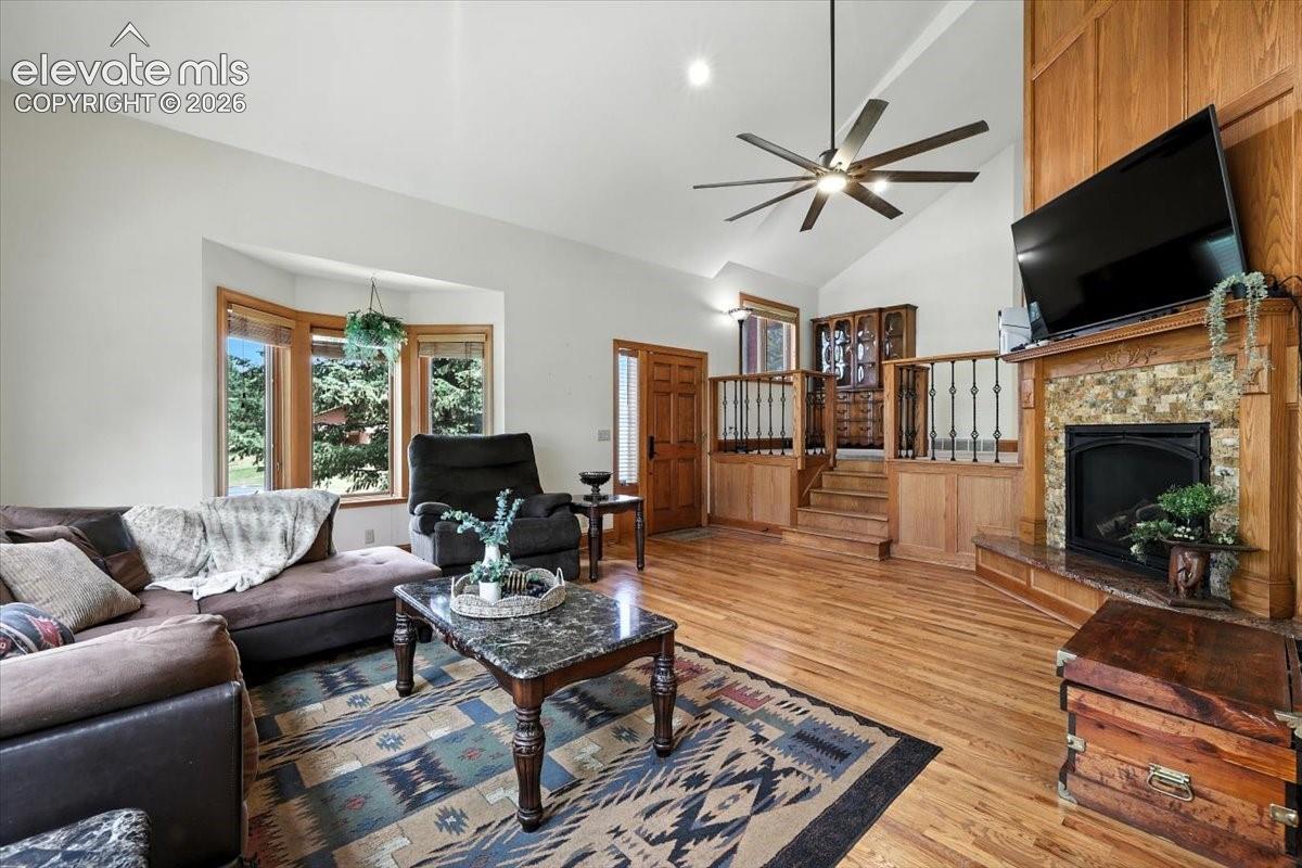 Listing photo 6 for 1975 Valley View Drive