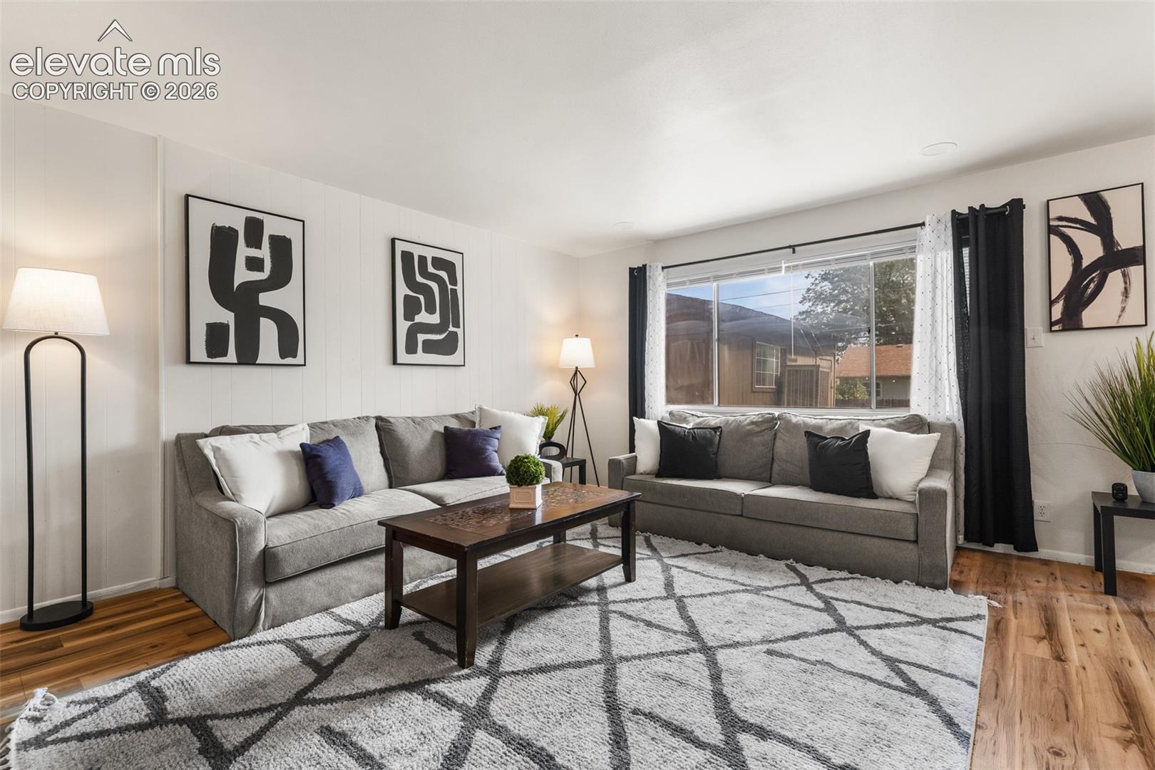 Listing photo 3 for 1818 Maplewood Drive