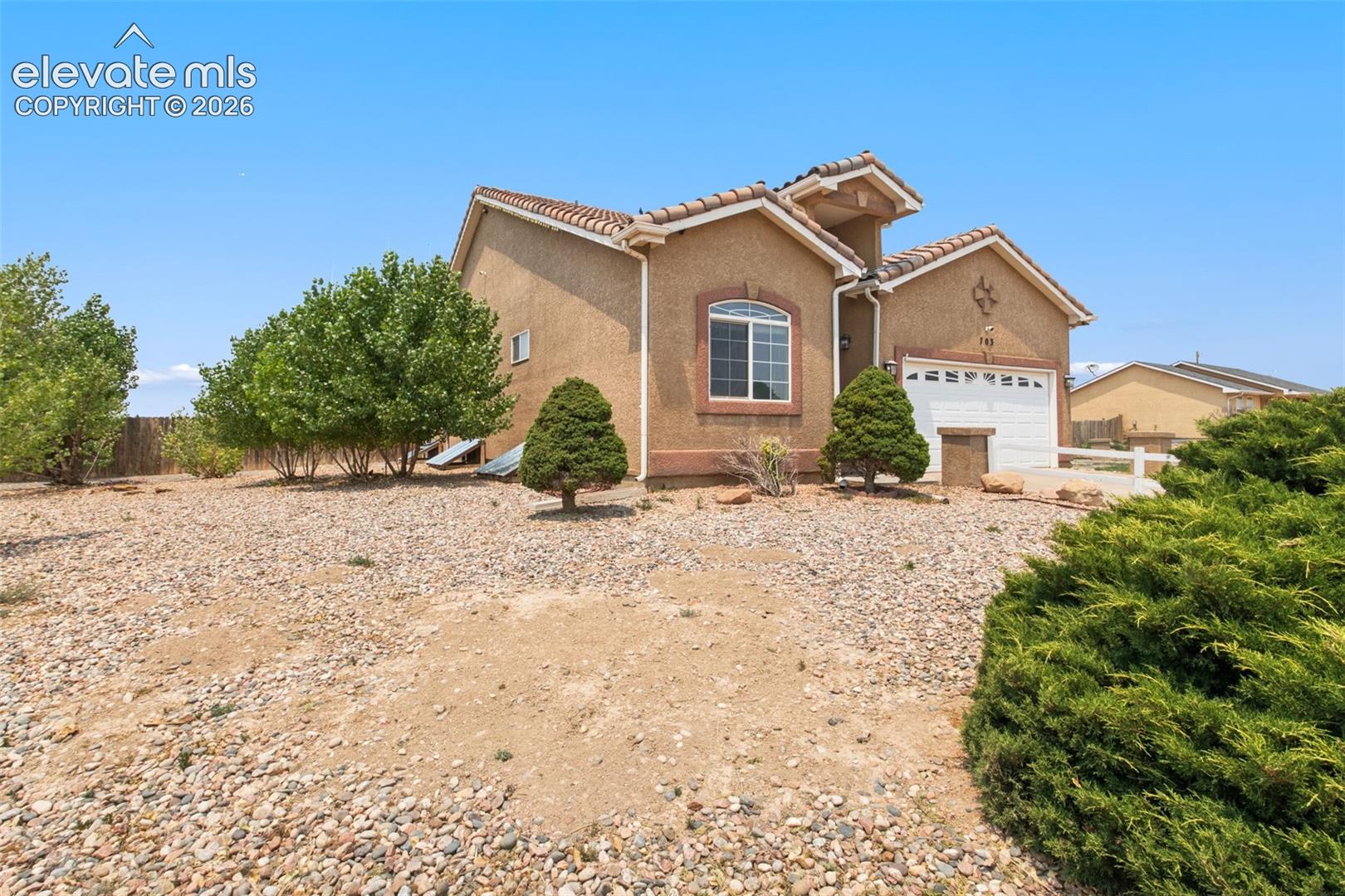 Listing photo 2 for 703 N Canvas Drive
