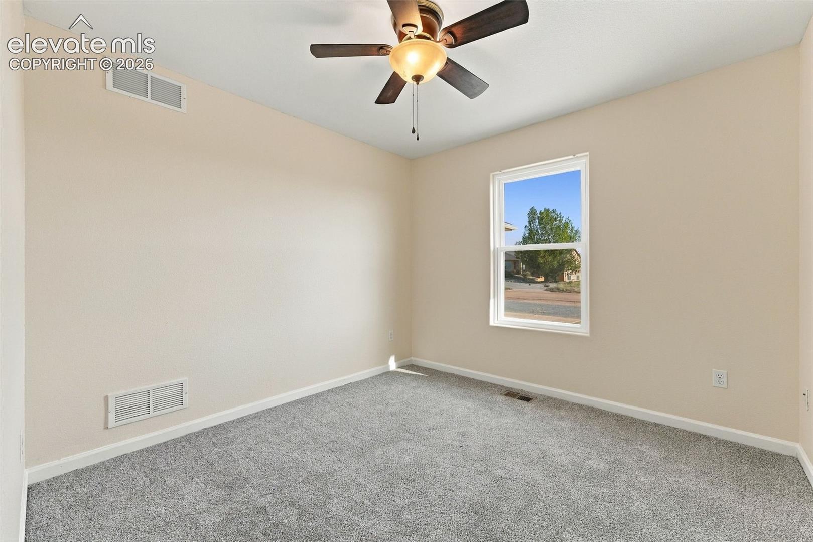 Listing photo 7 for 1385 N Challenger Drive