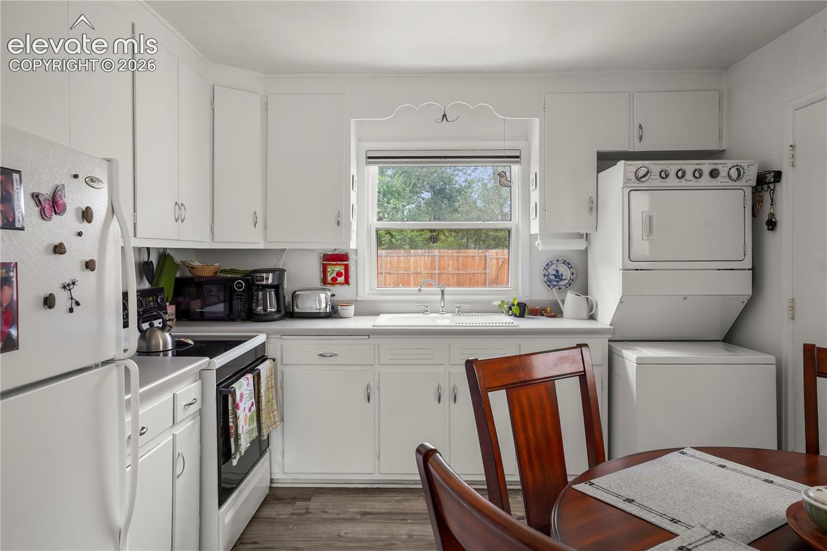 Listing photo 10 for 708 E La Salle Street