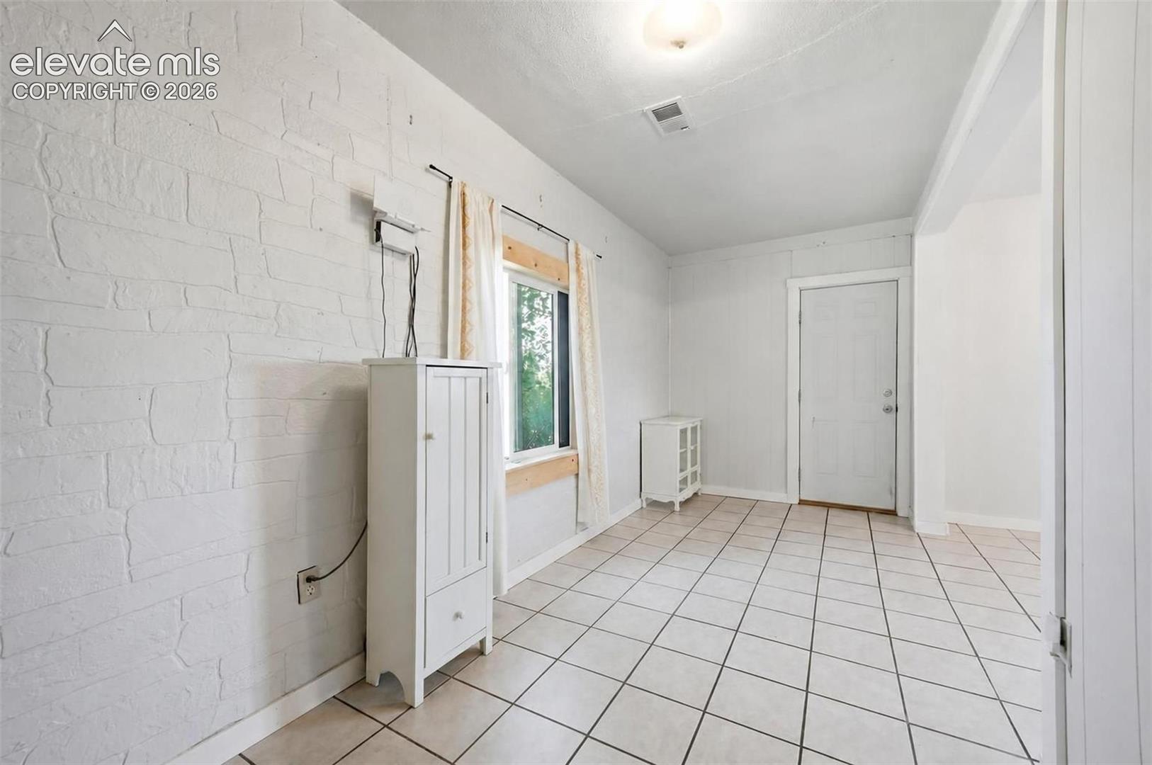Listing photo 14 for 35270 Ford Road
