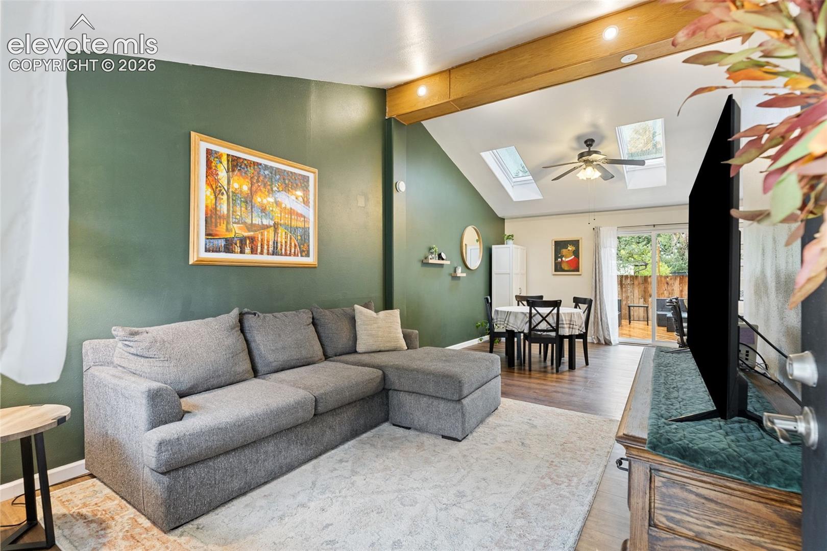 Listing photo 6 for 2110 Frontier Drive