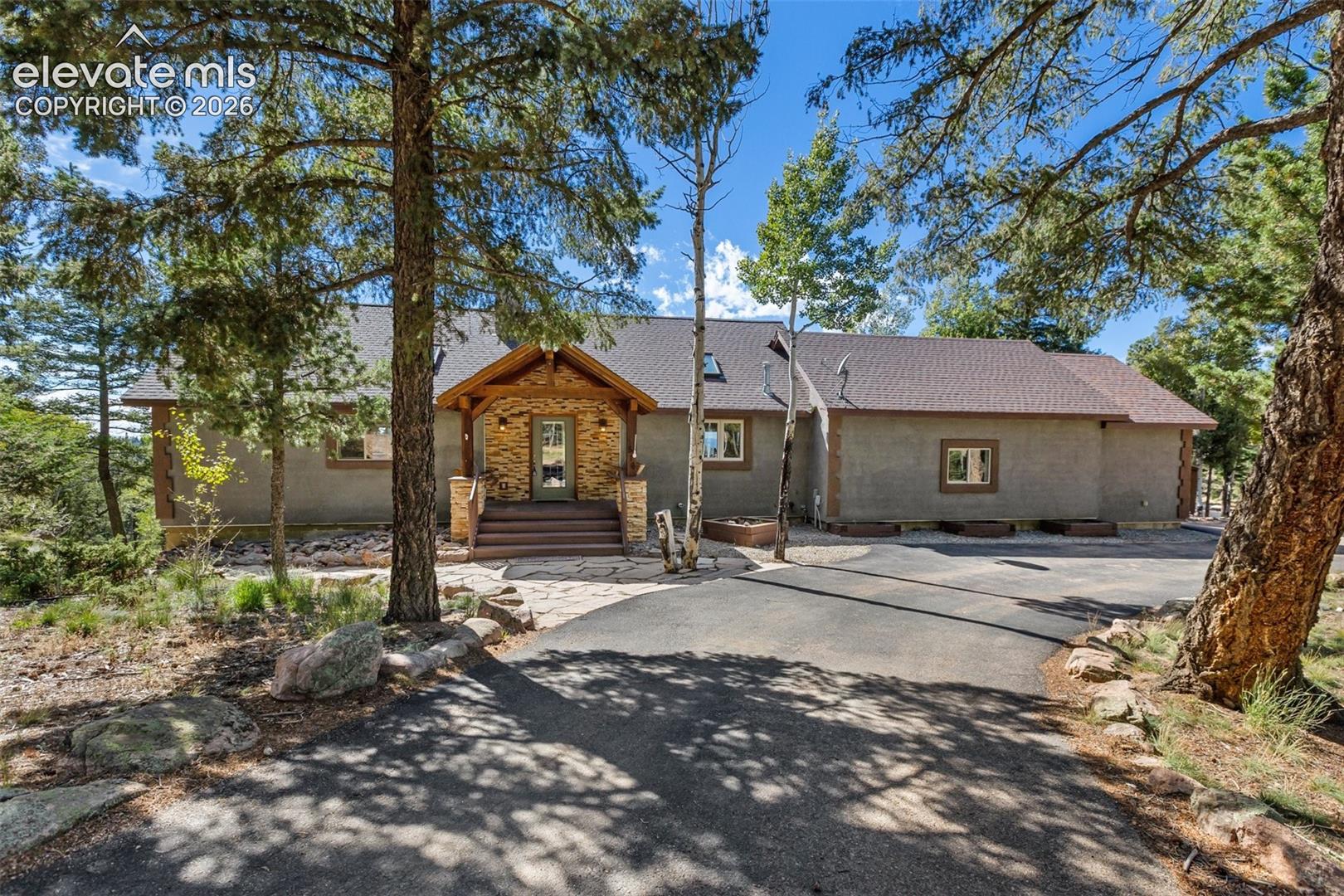 Listing photo 2 for 516 Saguache Drive