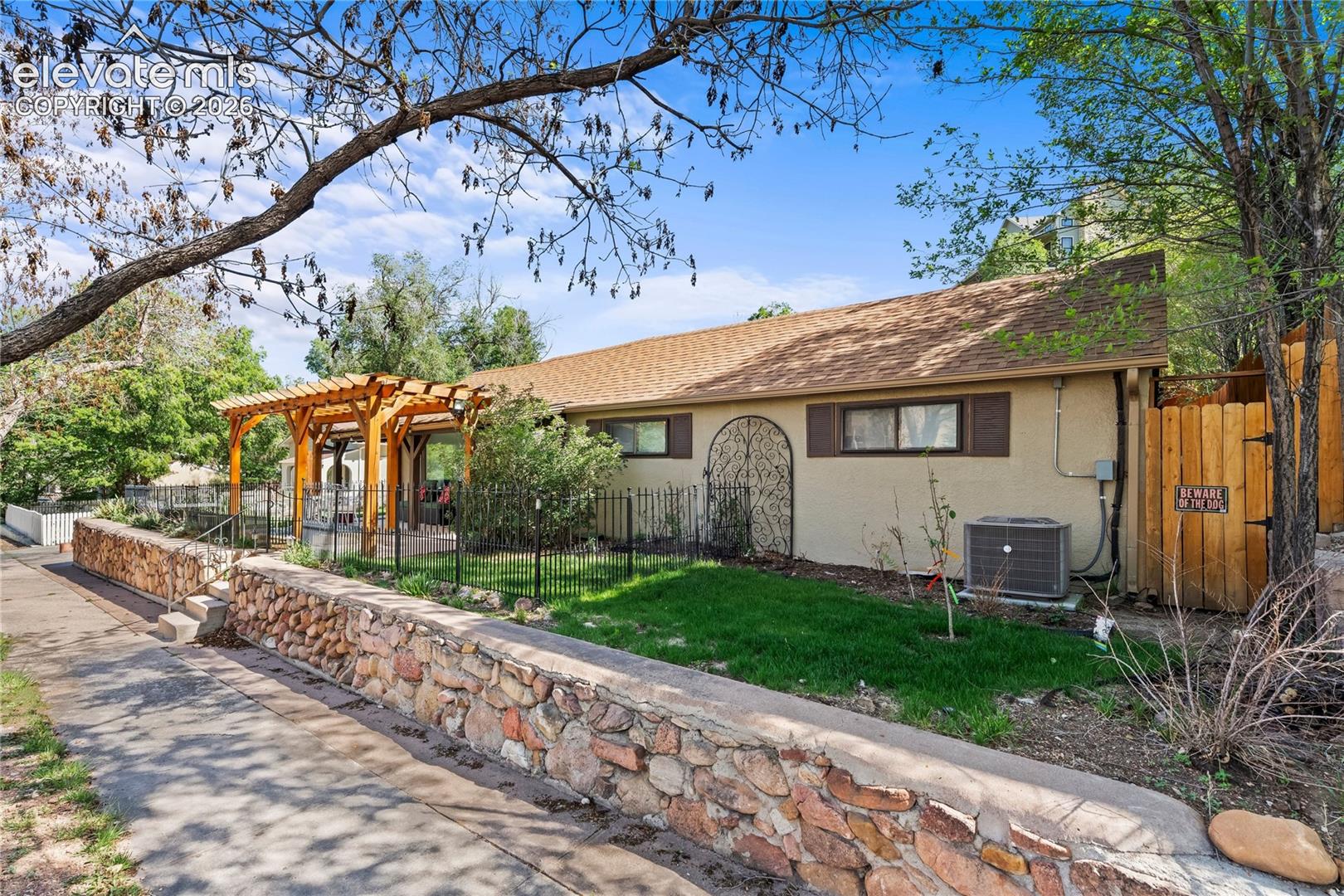 Listing photo 38 for 2706 W Pikes Peak Avenue