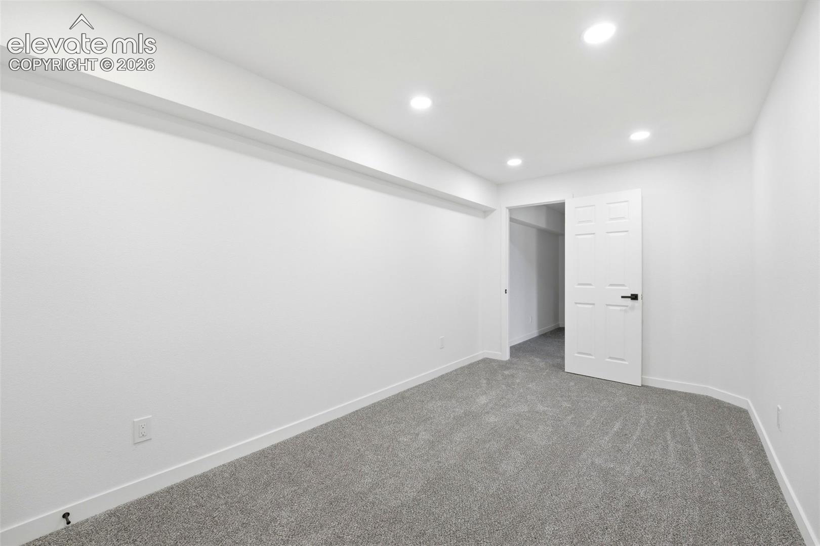 Listing photo 15 for 1361 S Tonalea Drive