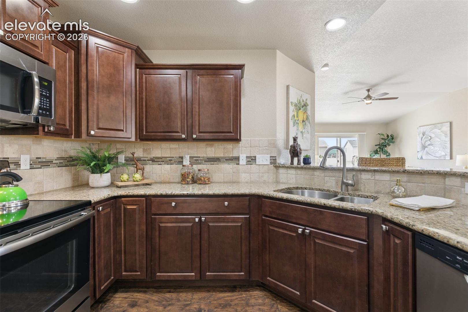 Listing photo 5 for 8042 Potentilla Grove