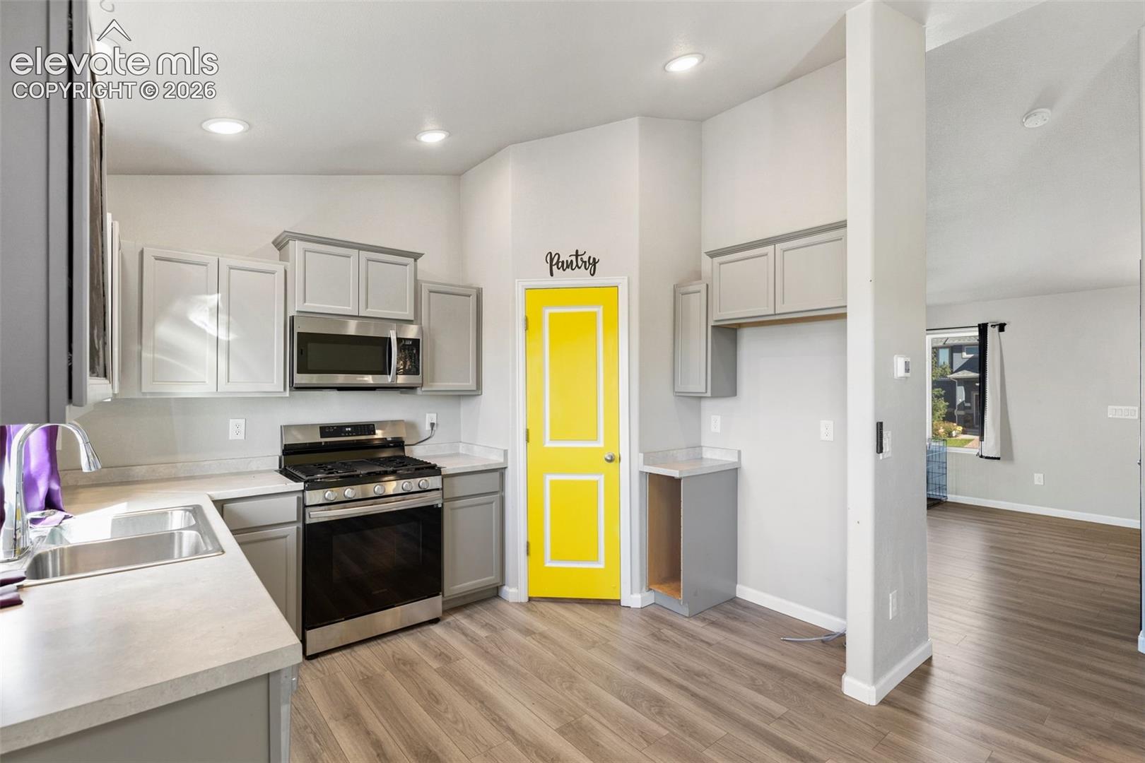 Listing photo 11 for 10621 Castor Drive