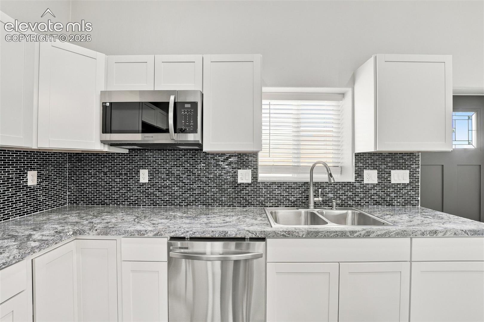Listing photo 7 for 2200 Lewis Avenue