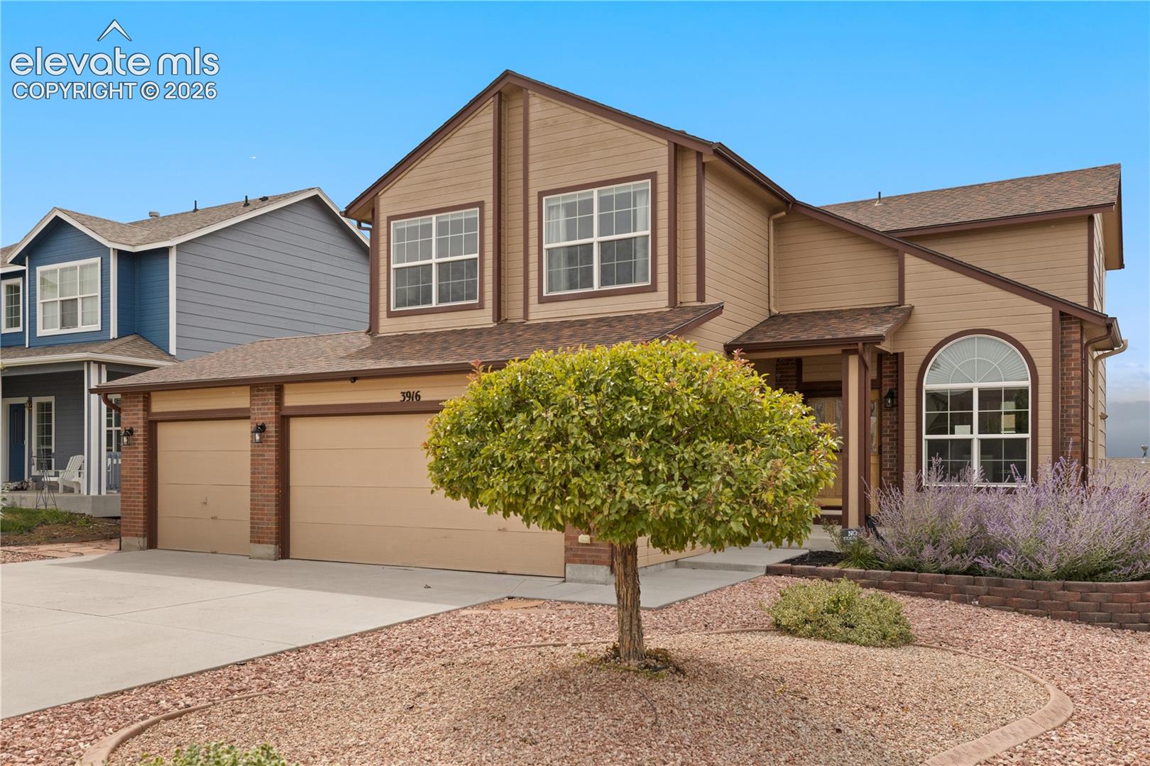 Listing photo 2 for 3916 Roan Drive