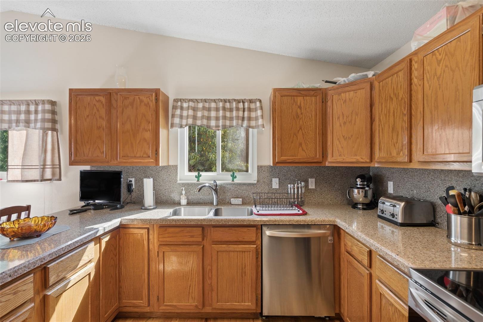 Listing photo 14 for 425 Fleming Street