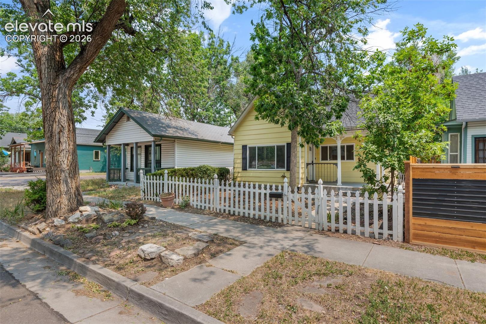 Listing photo 2 for 2130 W Kiowa Street