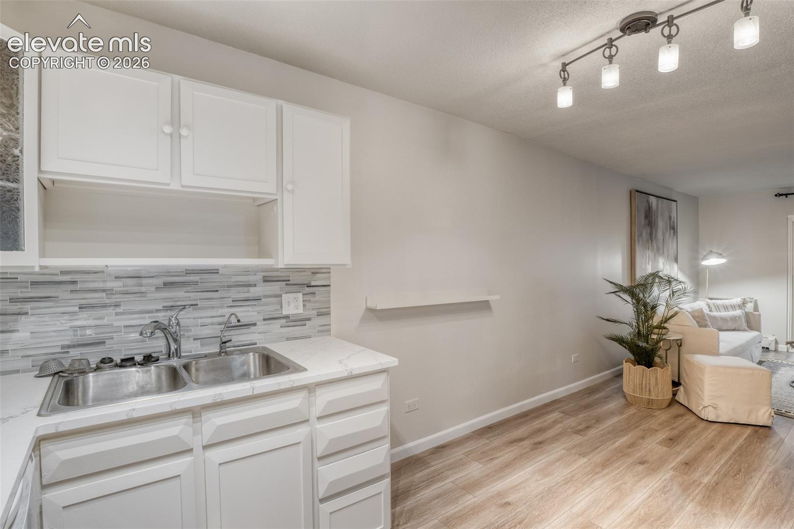 Listing photo 5 for 680 S Alton Way 1B