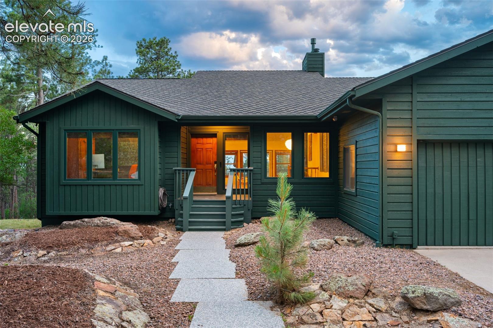 Listing photo 3 for 1675 Oakwood Drive