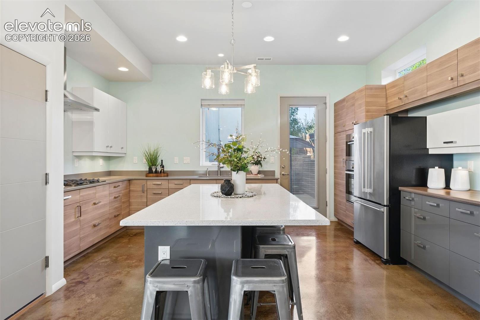 Listing photo 3 for 815 W Jefferson Street