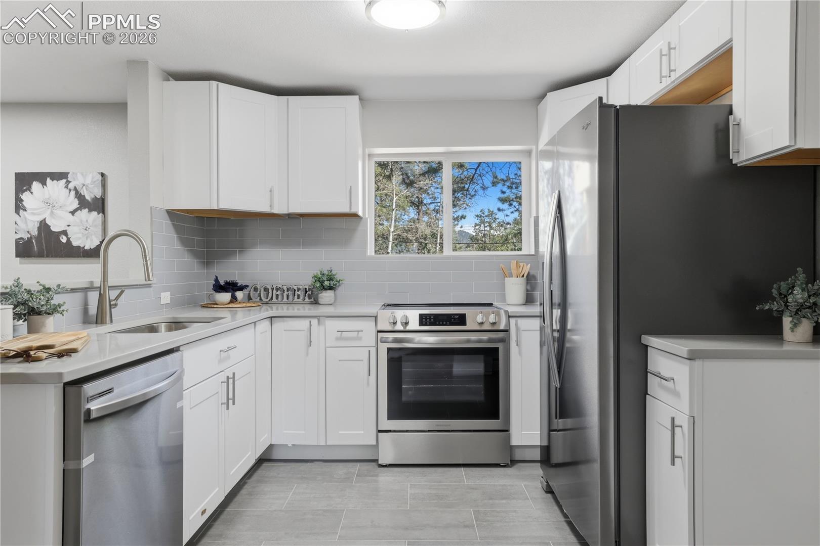 Listing photo 5 for 307 Evergreen Street