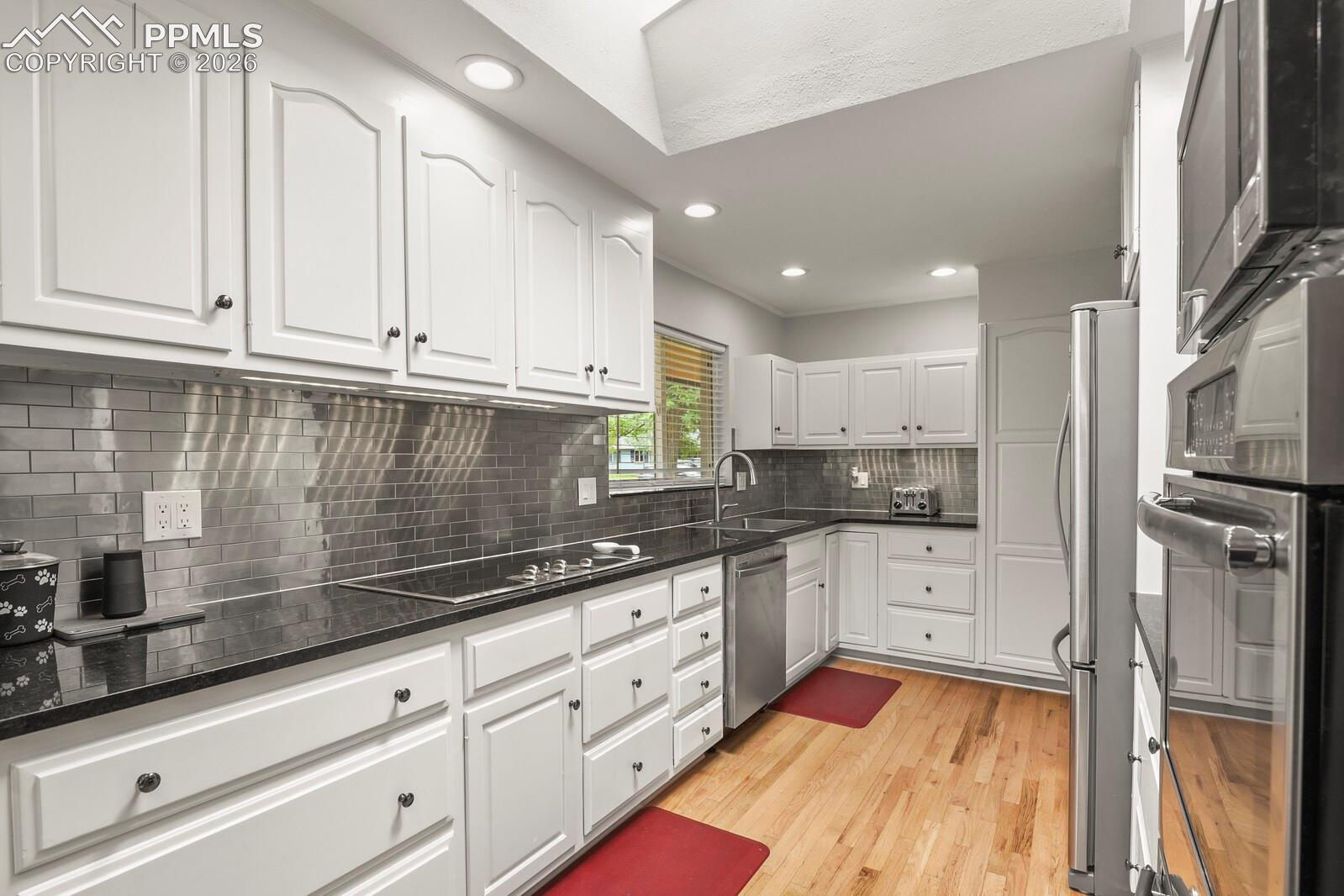 Listing photo 8 for 691 S Holly Street