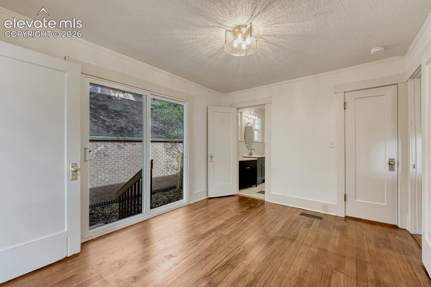 Listing photo 24 for 209 E Washington Street