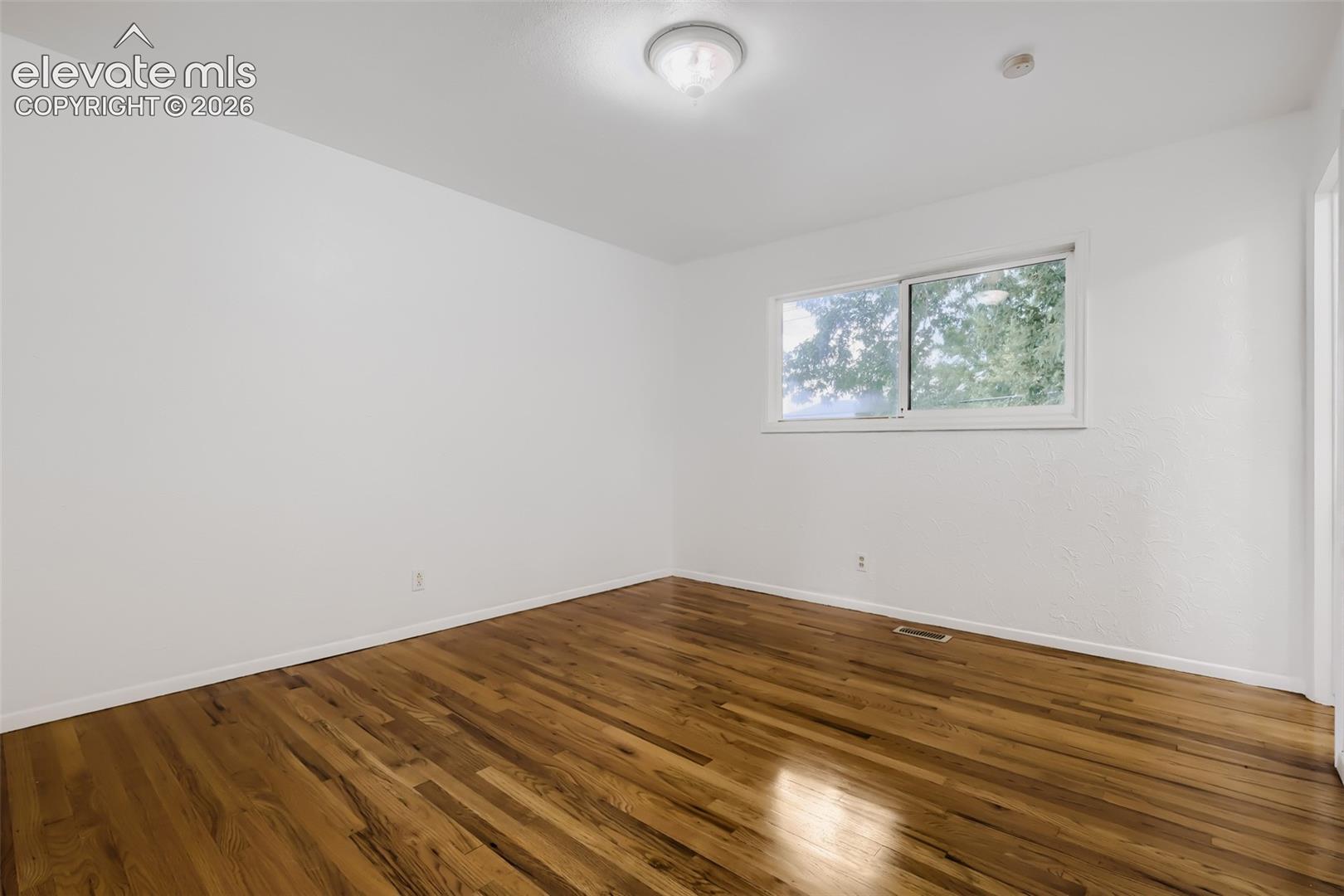 Listing photo 6 for 1100 Rosemont Drive