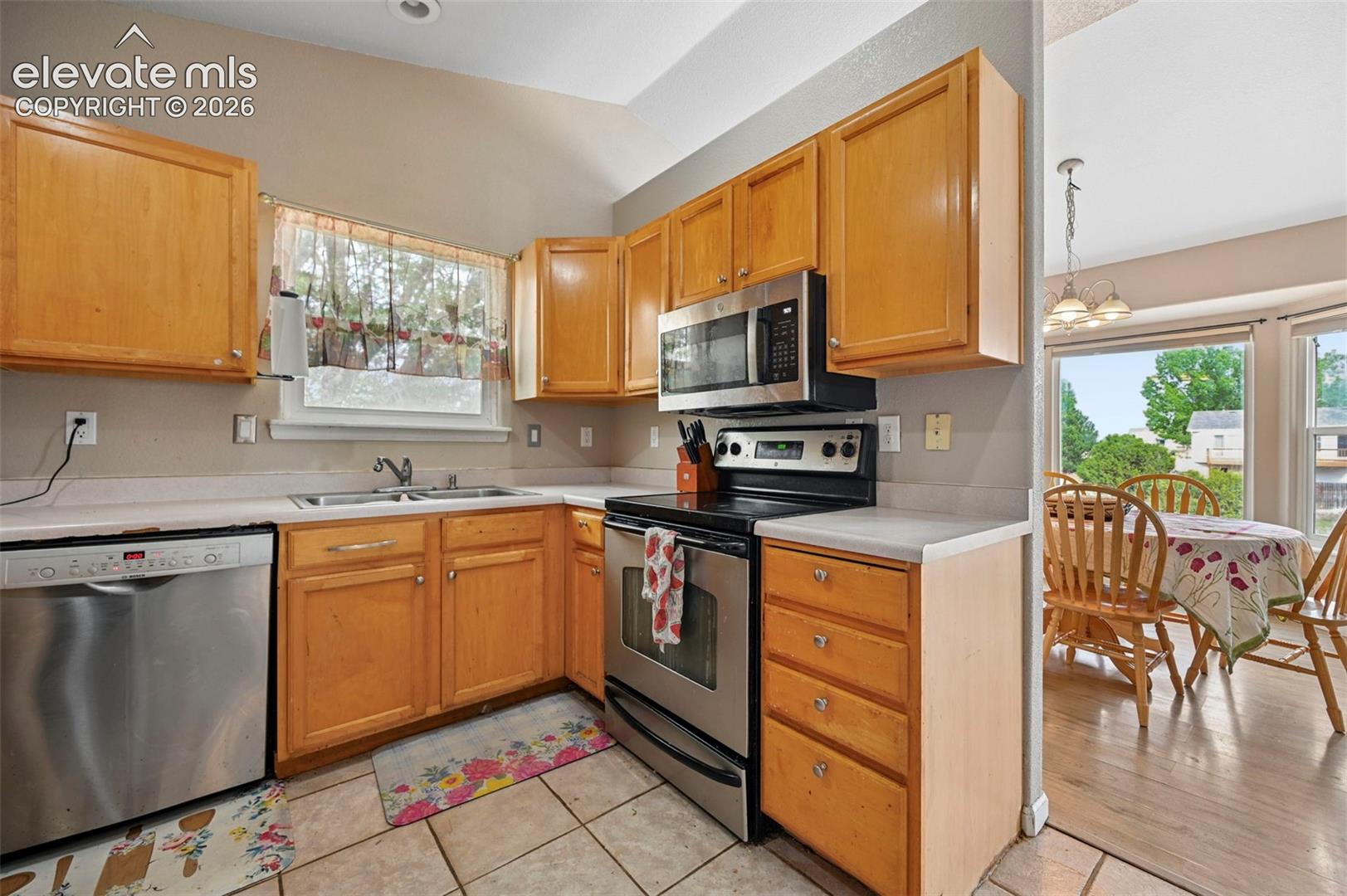 Listing photo 2 for 979 S Alexis Lane