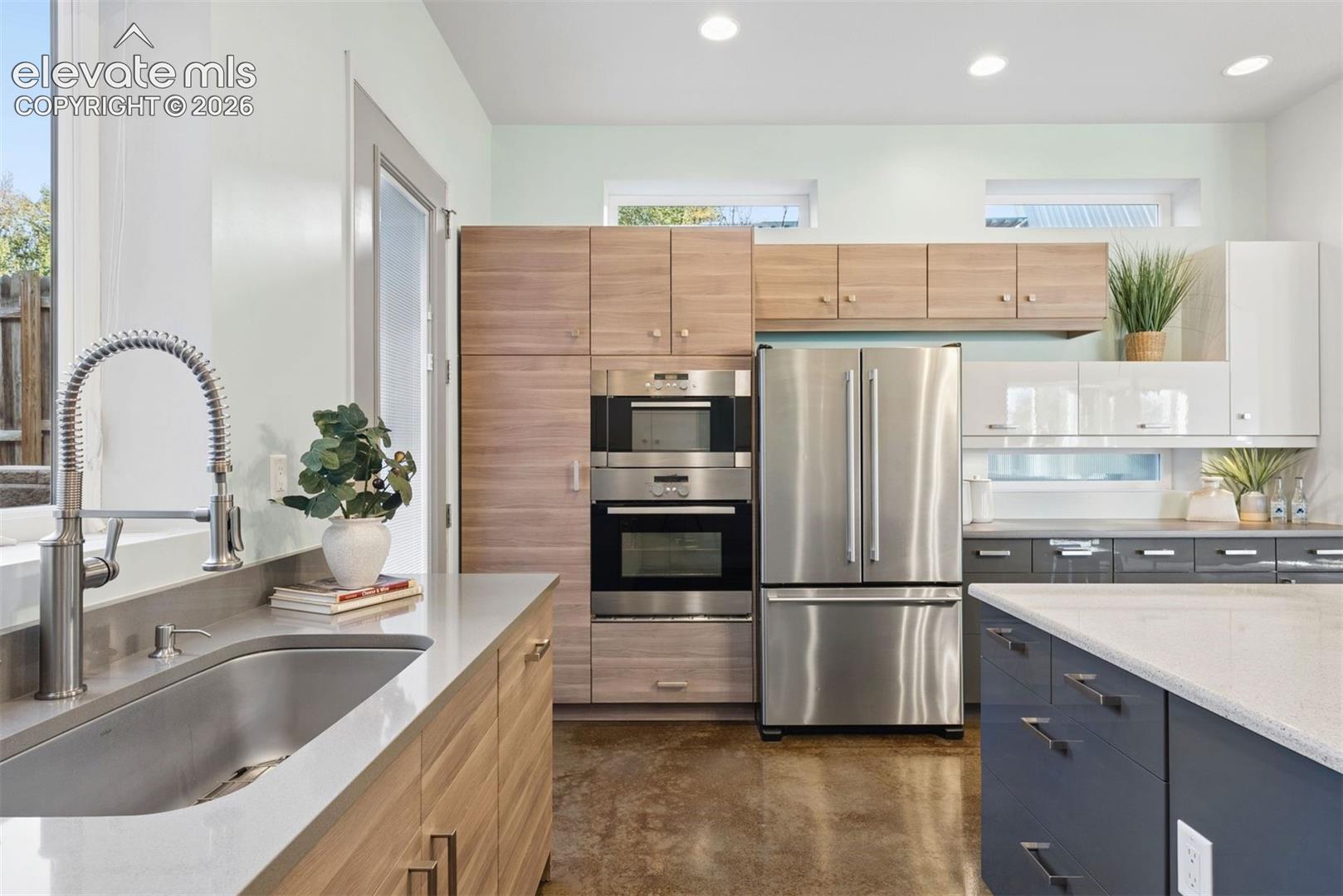 Listing photo 23 for 815 W Jefferson Street