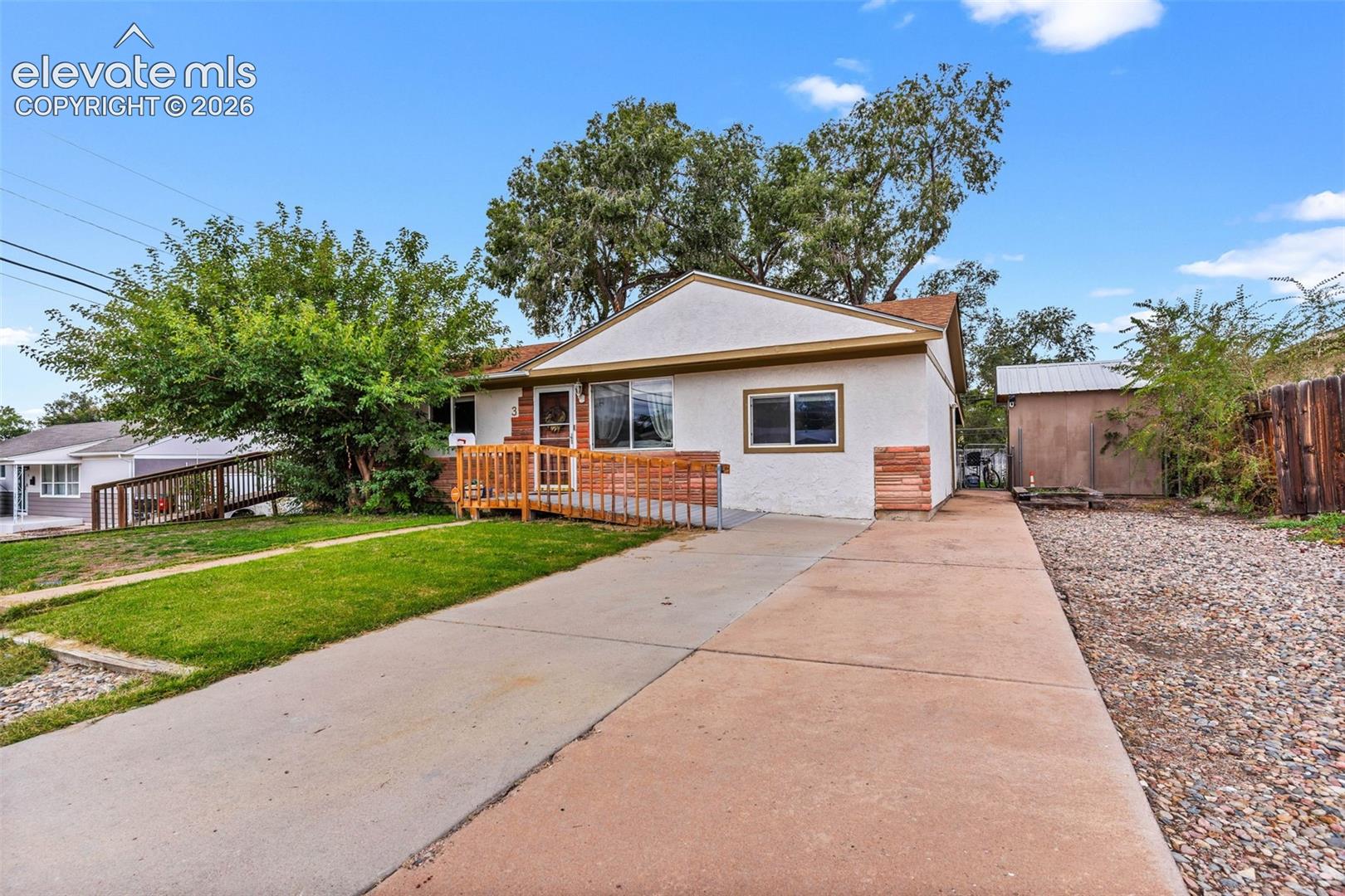 Listing photo 3 for 3 MacArthur Road