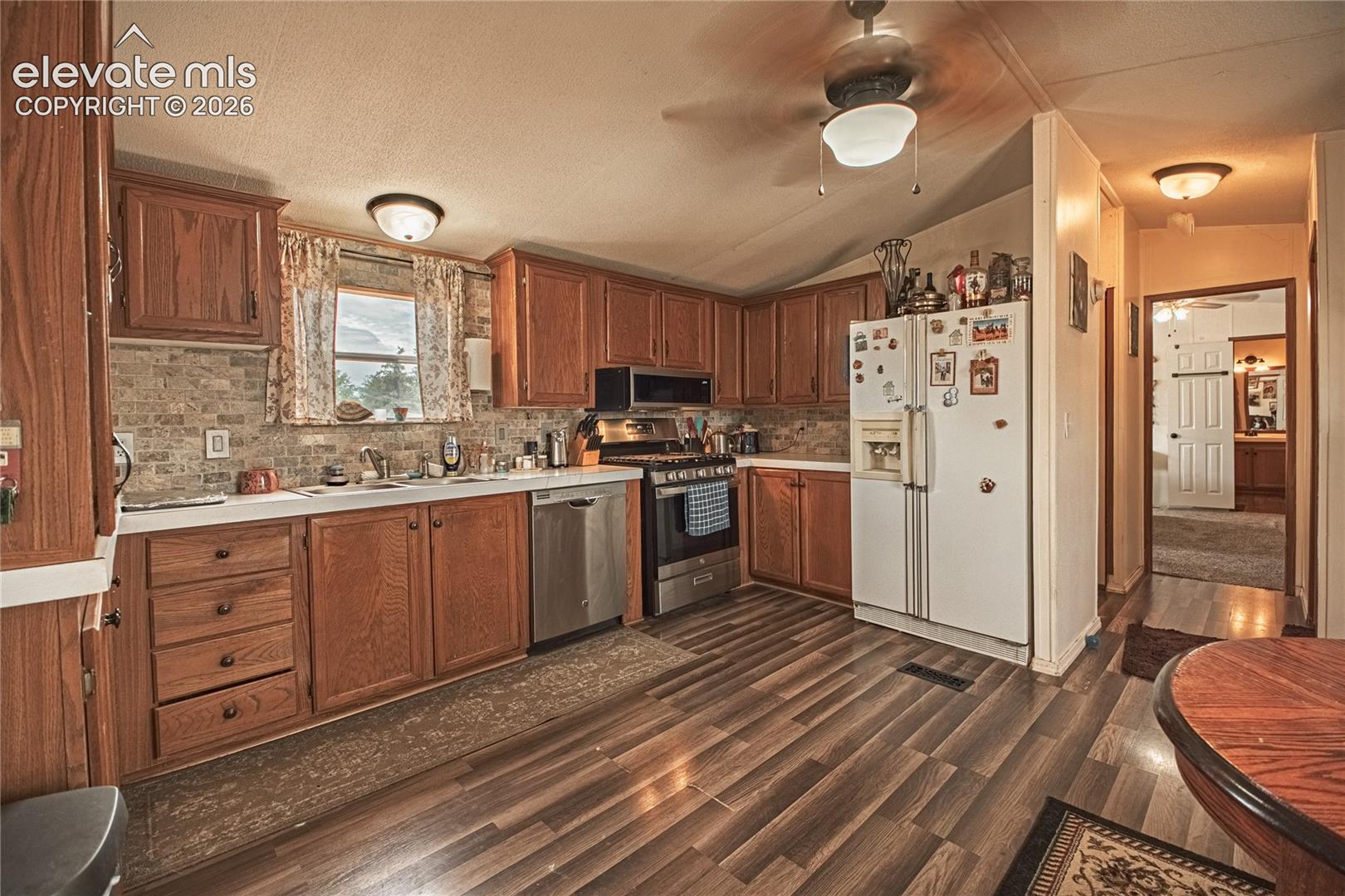 Listing photo 7 for 23735 Fleet Street