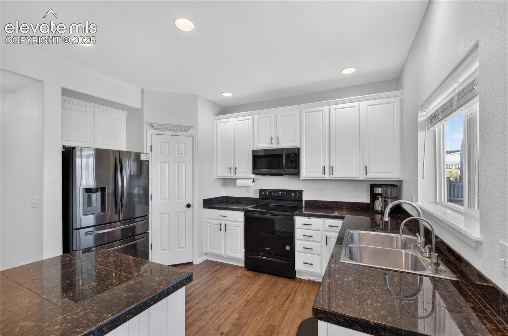 Listing photo 9 for 7490 Creekfront Drive