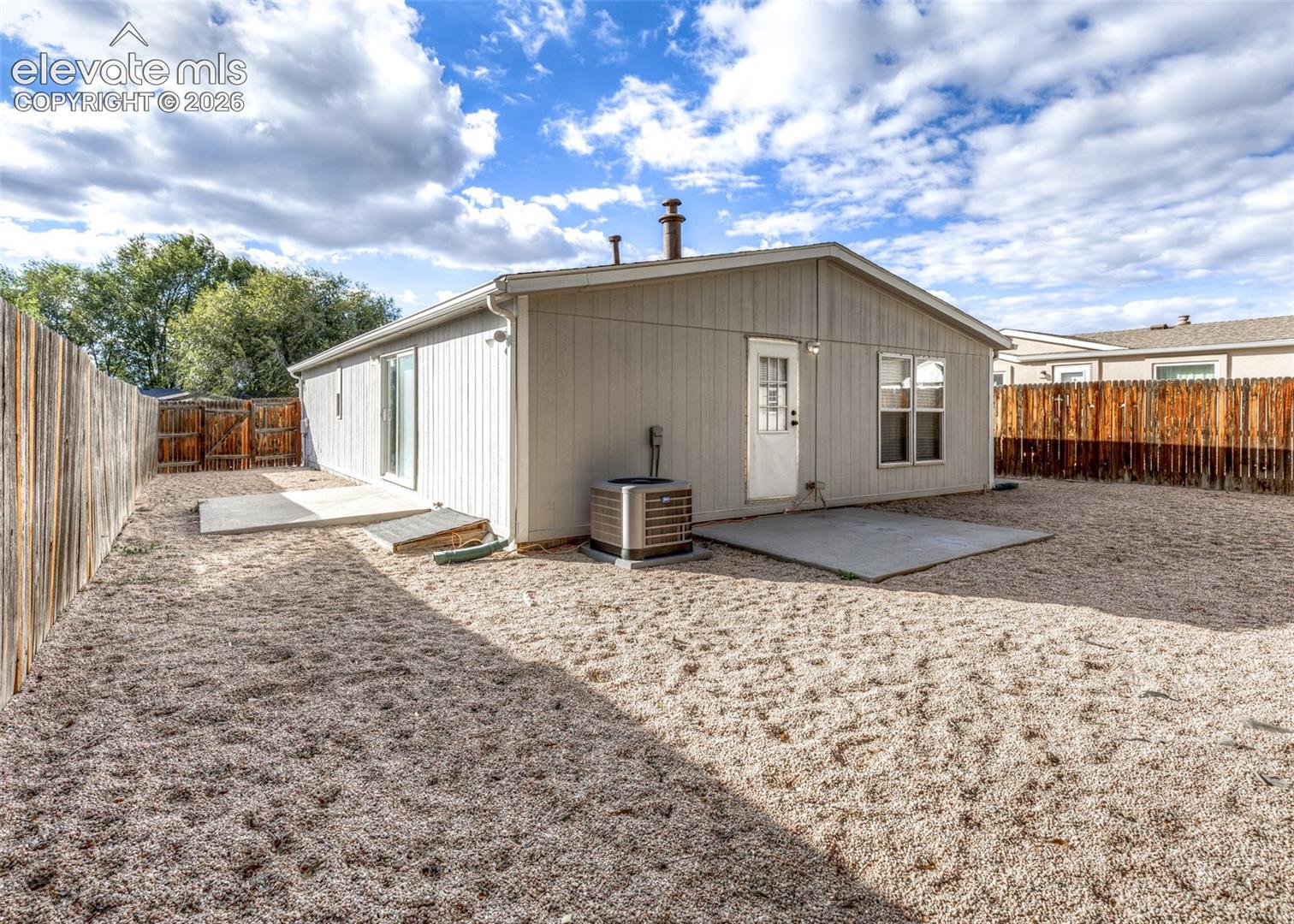 Listing photo 3 for 861 Desert Circle