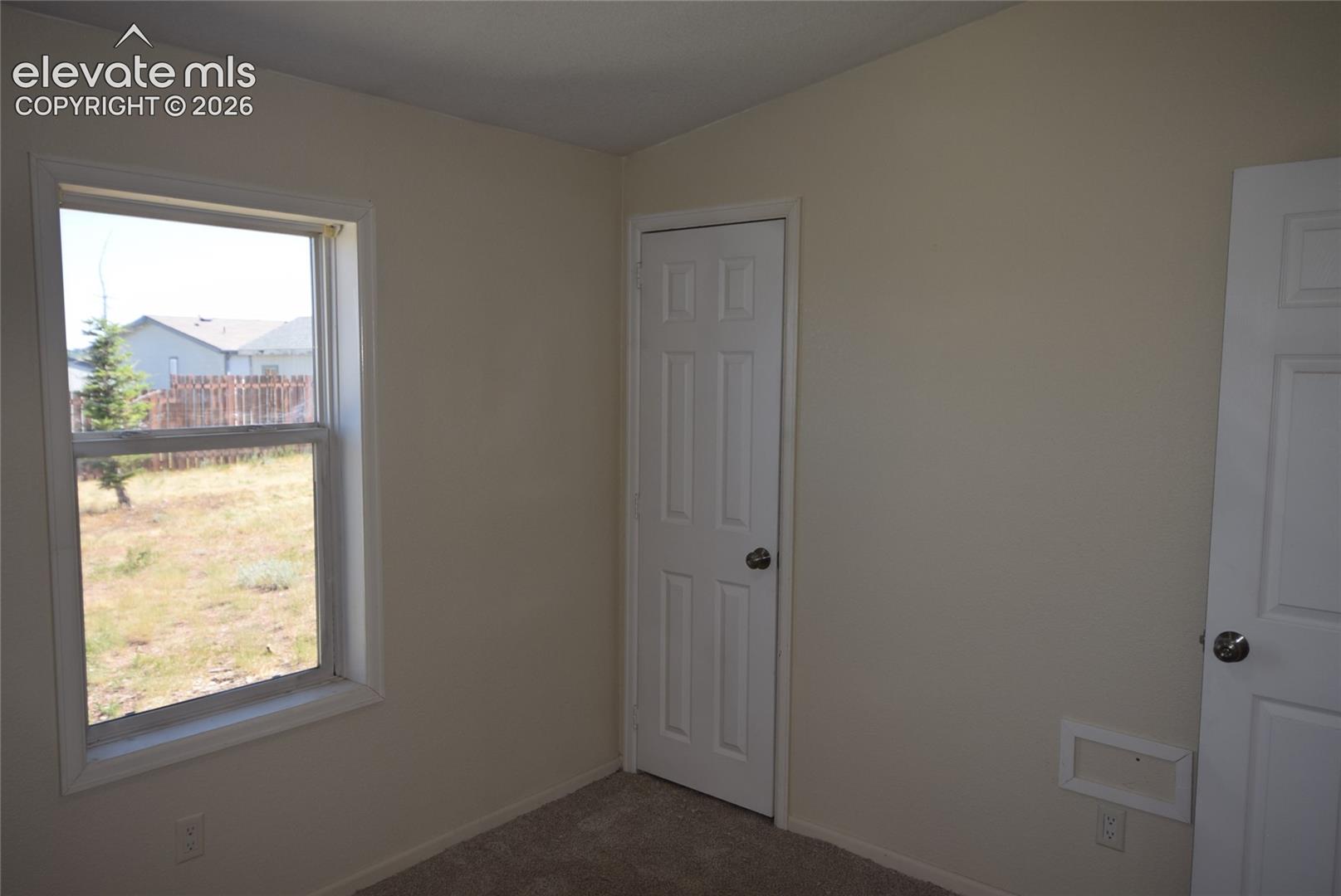 Listing photo 37 for 877 Maid Marian Drive
