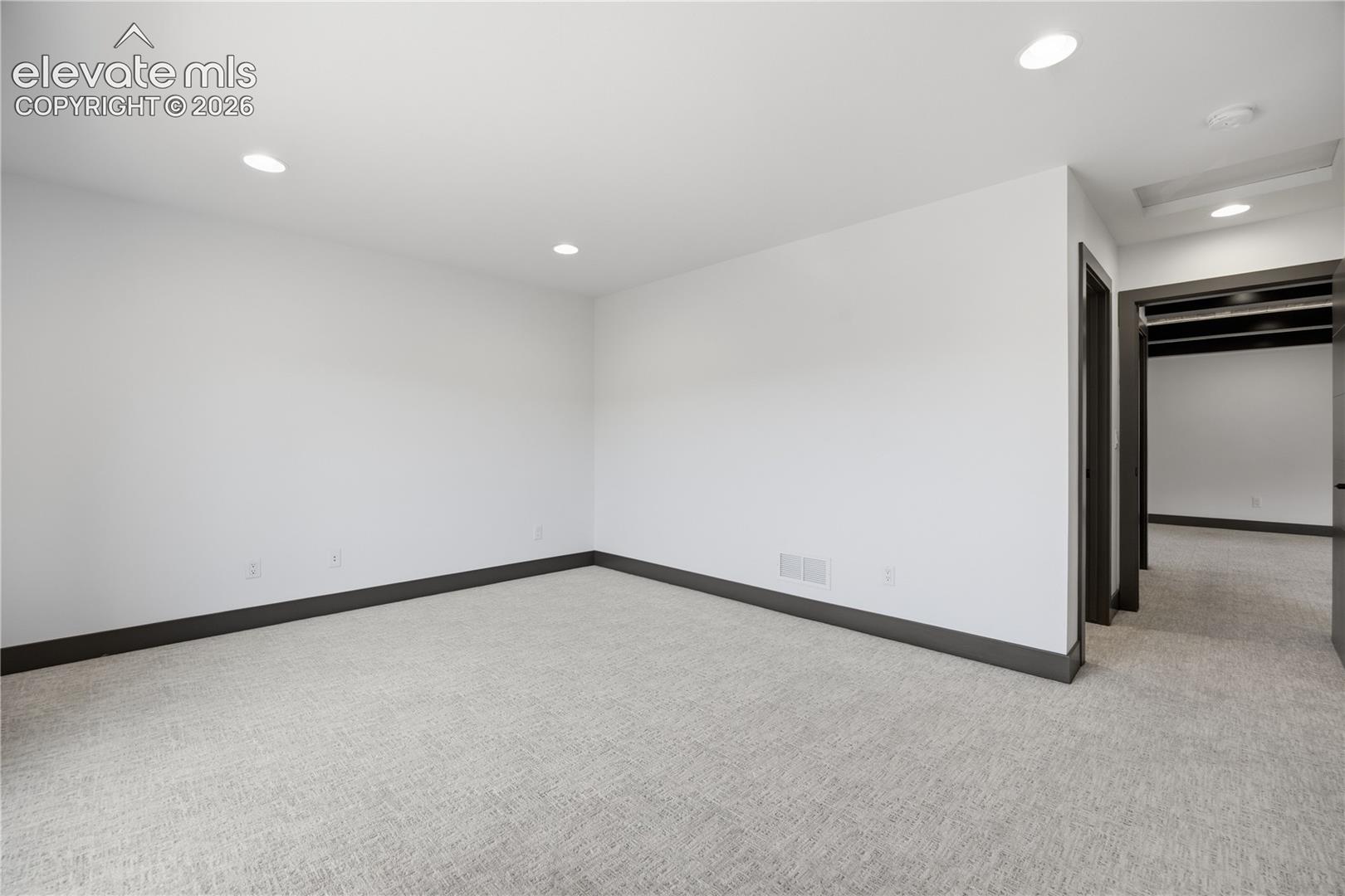 Listing photo 30 for 449 Oxford Lane