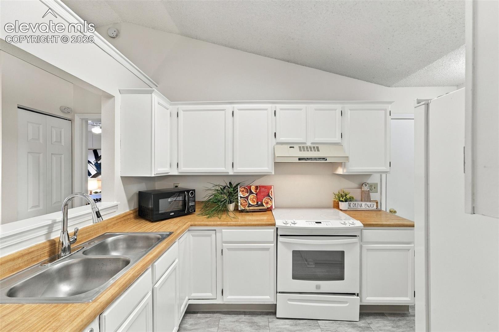 Listing photo 15 for 6430 Lonsdale Drive