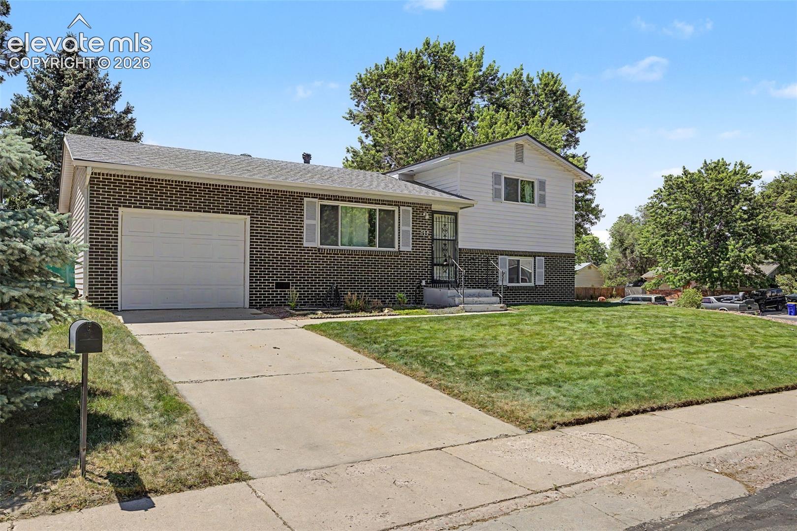 Listing photo 2 for 712 Lansing Drive