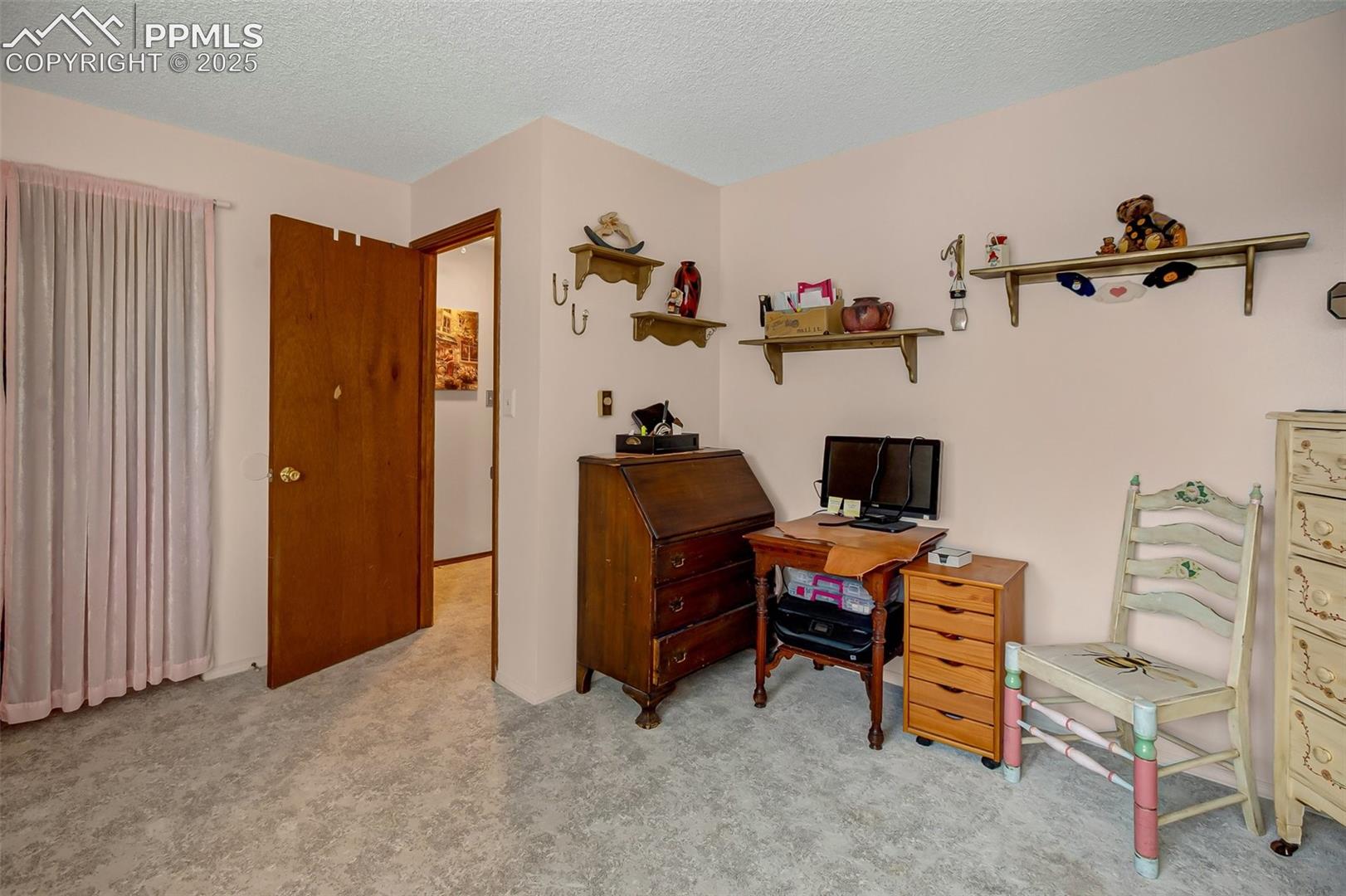 Listing photo 27 for 560 Manor Court A