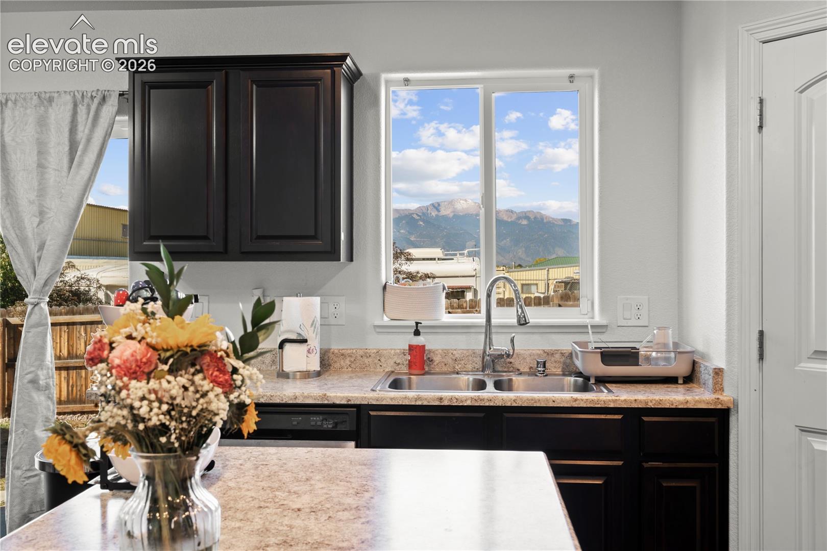 Listing photo 11 for 924 Bidwell Drive