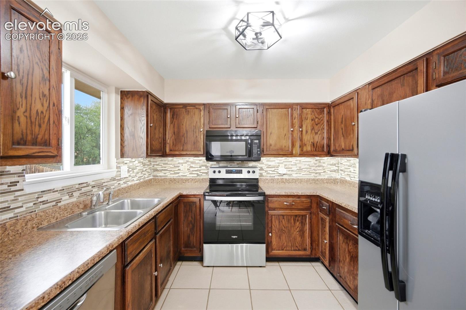 Listing photo 8 for 6735 Blue River Way
