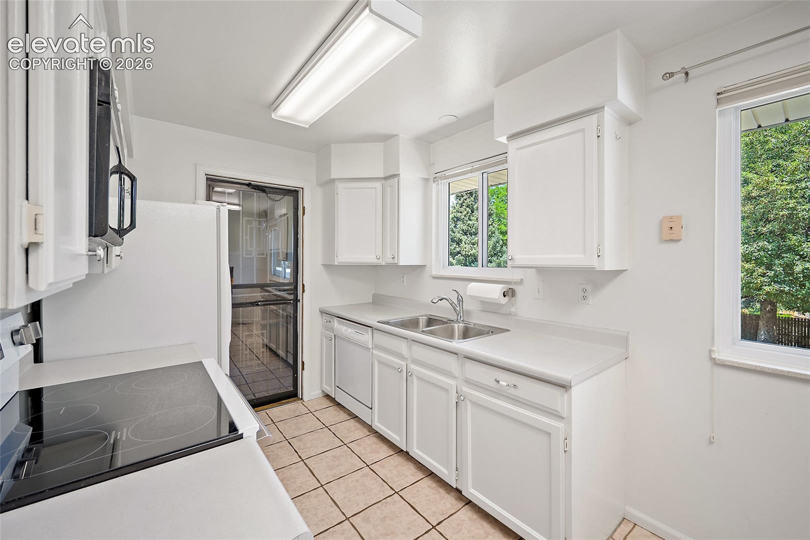 Listing photo 11 for 4695 W Stanford Avenue