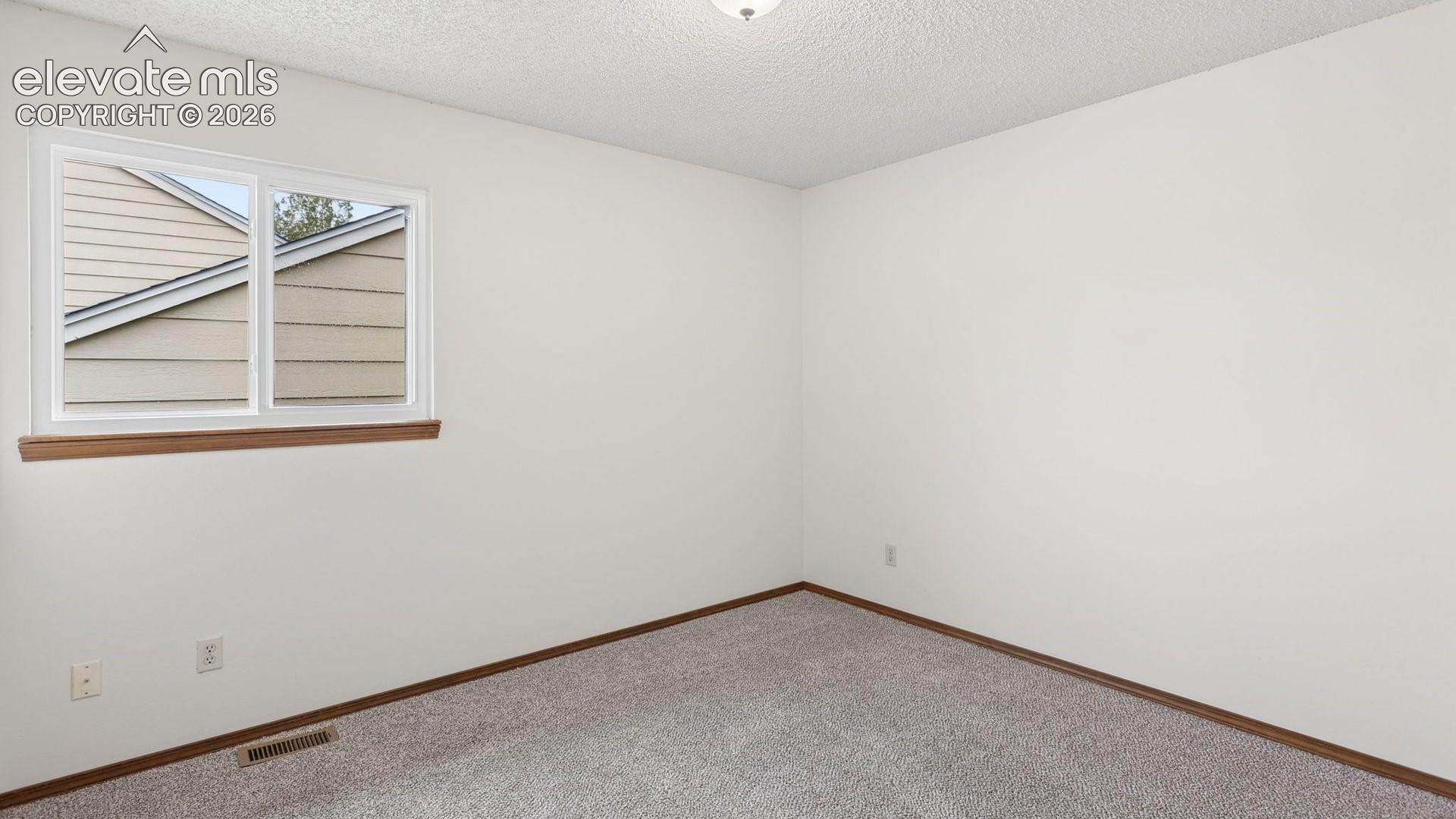 Listing photo 14 for 8335 Ilex Drive