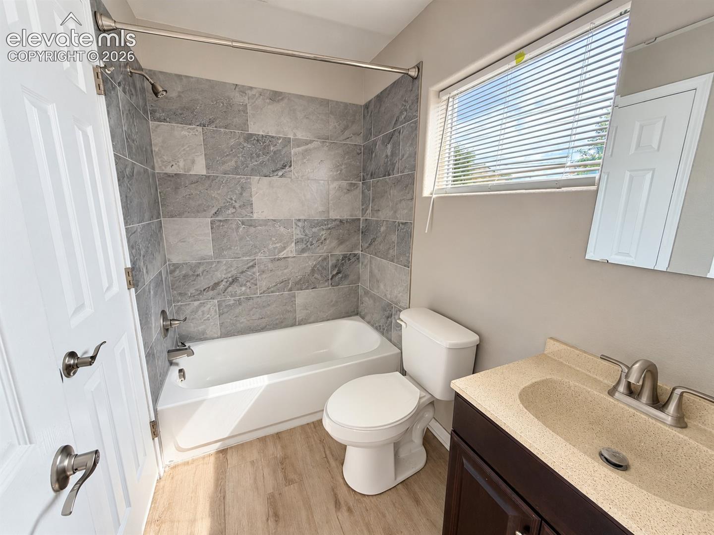 Listing photo 11 for 320 E Ohio Avenue