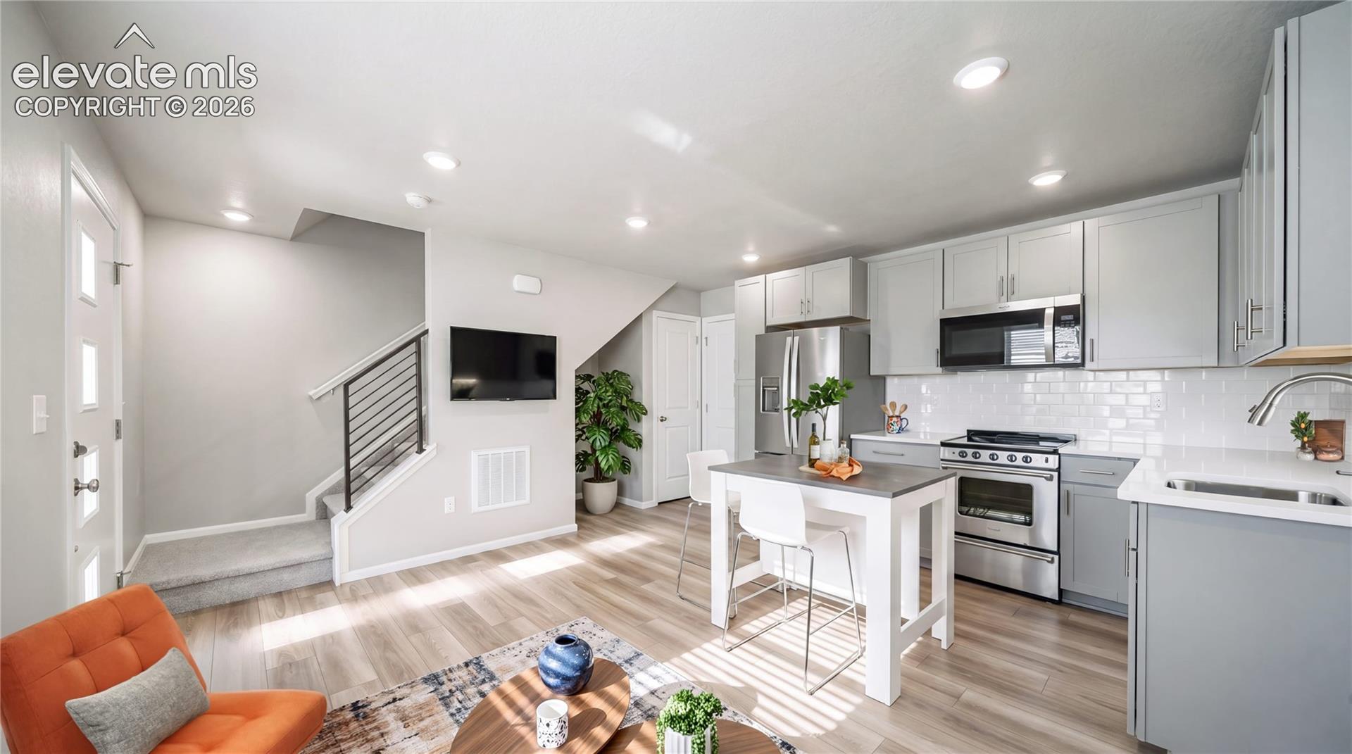 Listing photo 4 for 5660 Bowerman Lane