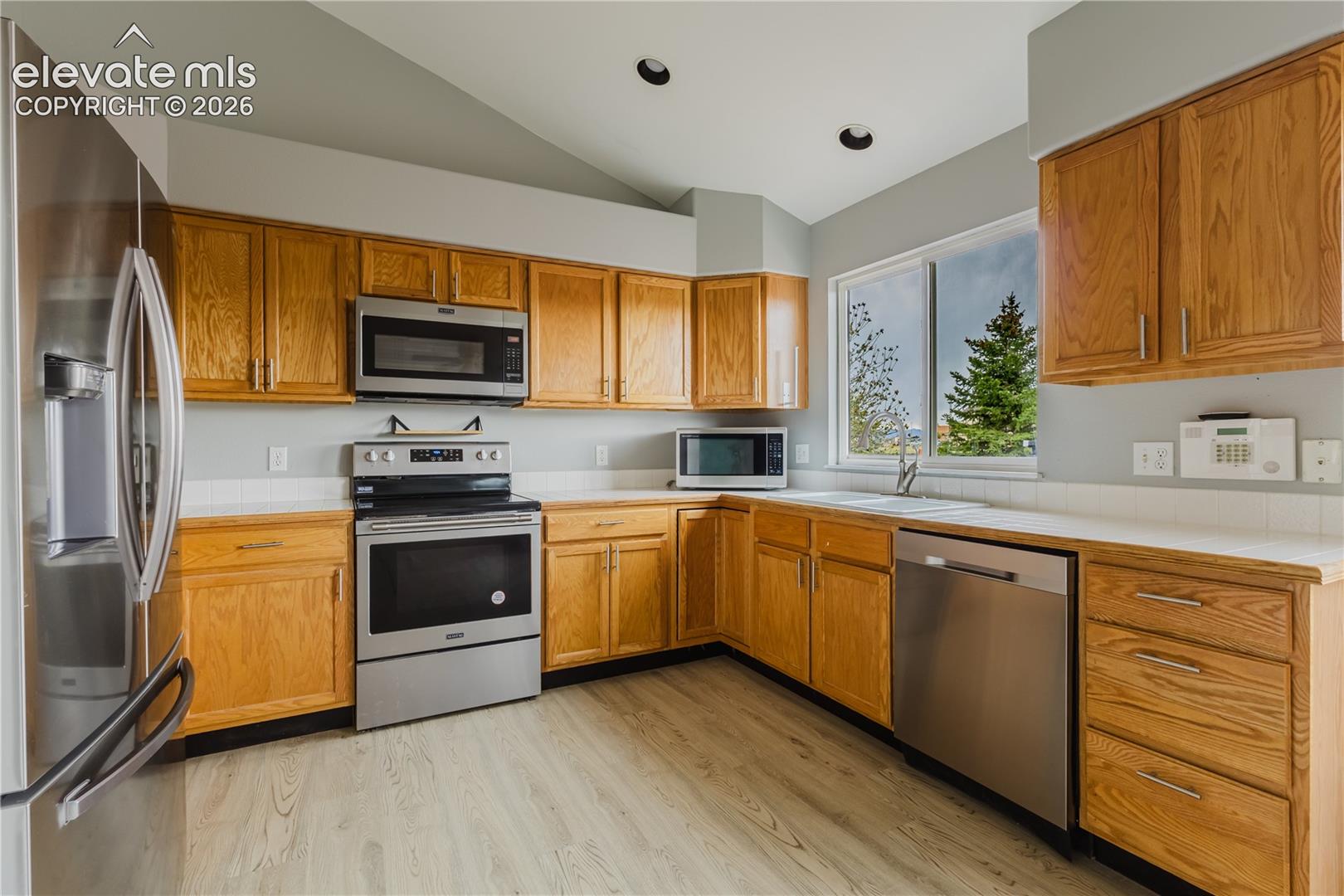 Listing photo 9 for 8156 Oliver Road