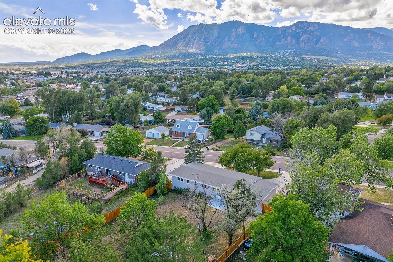 Listing photo 2 for 609 Crestridge Avenue