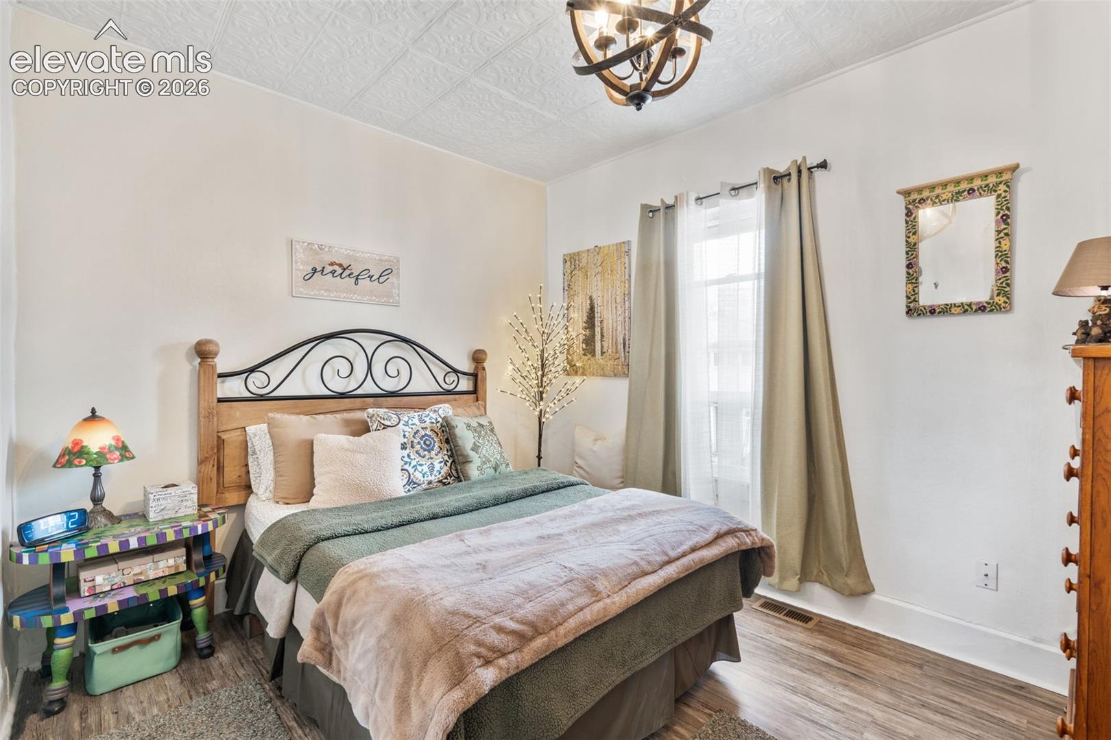 Listing photo 12 for 331 E Golden Avenue