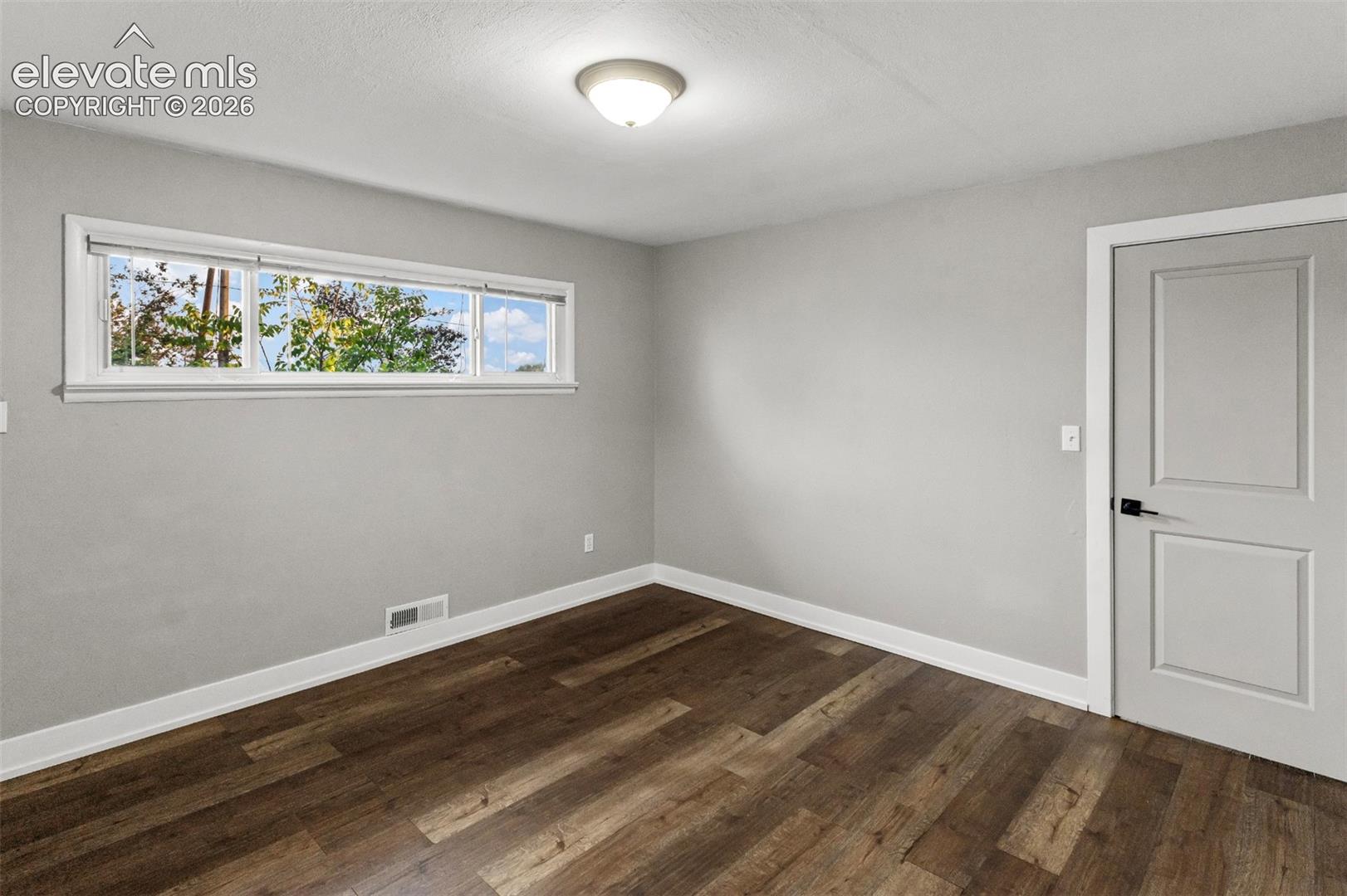 Listing photo 11 for 1220 E Fountain Boulevard