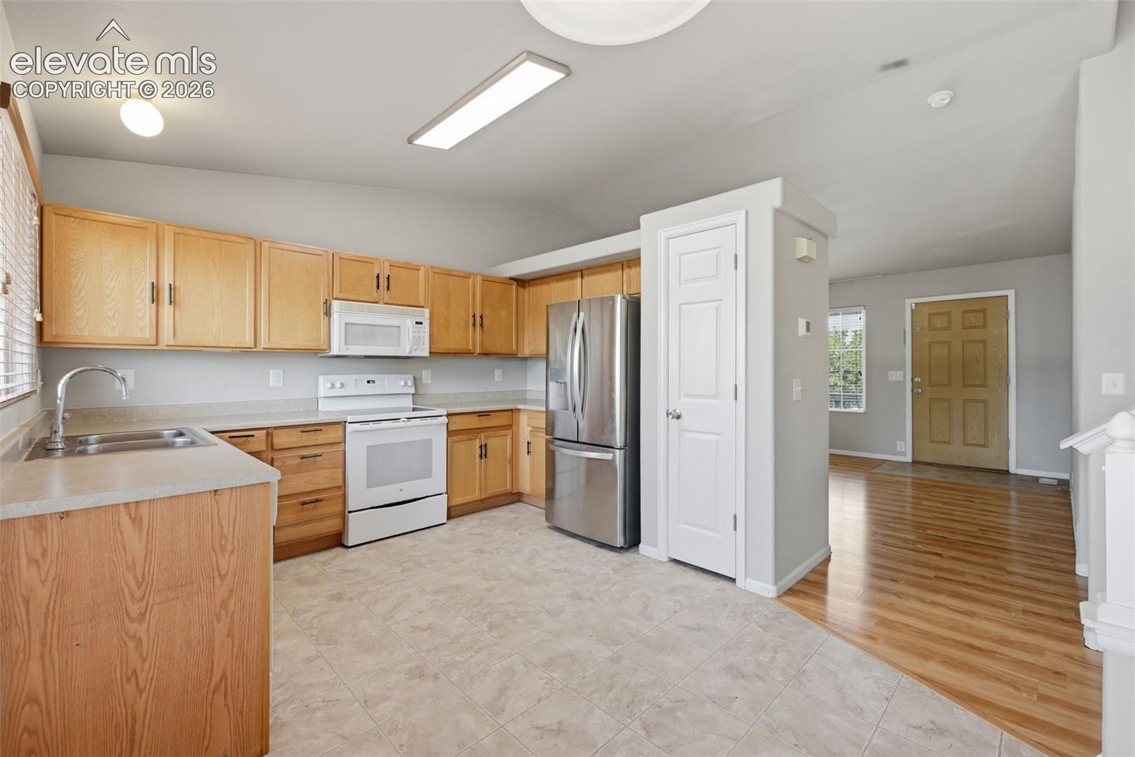 Listing photo 3 for 7368 Glenburn Drive