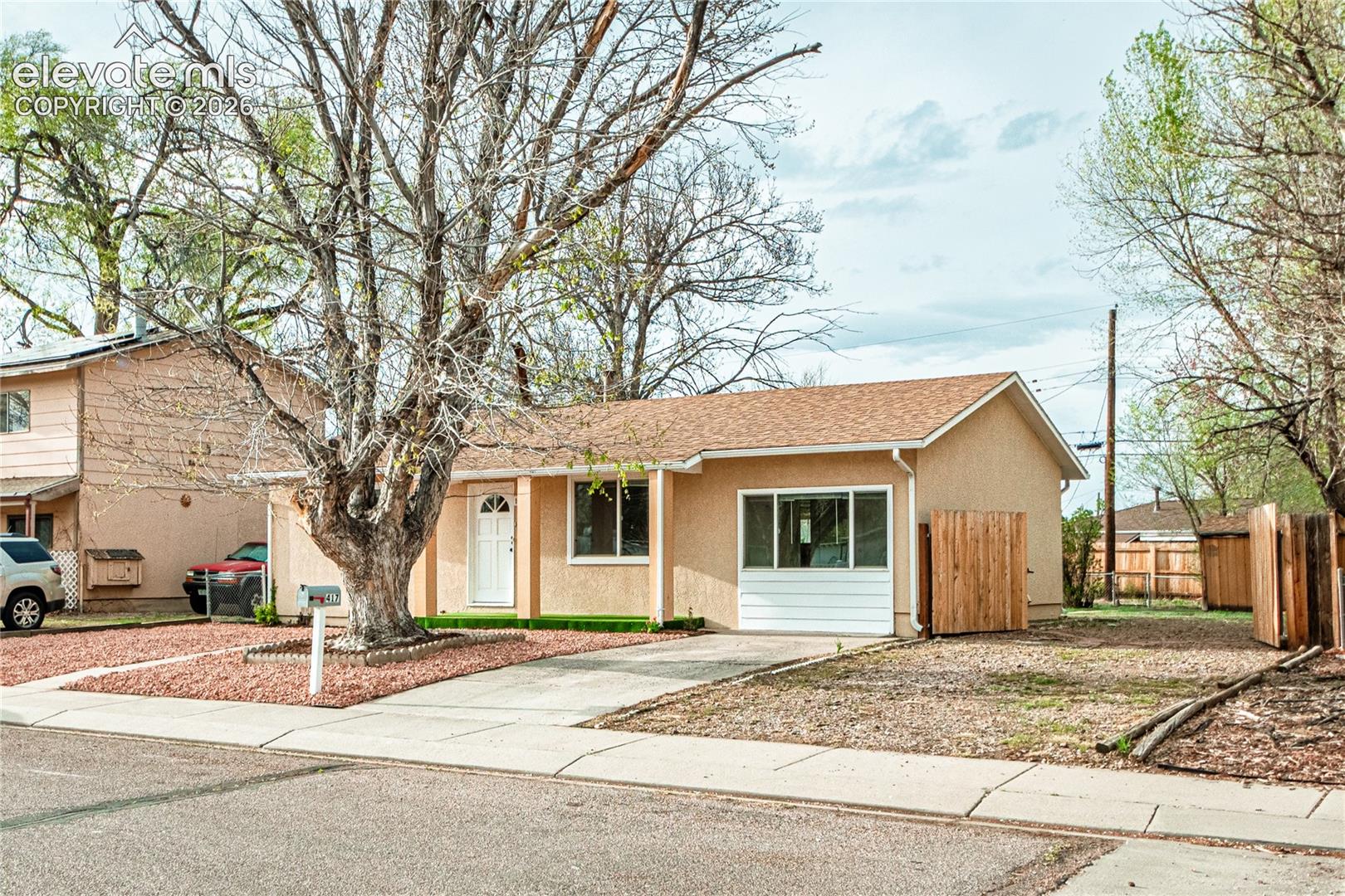 Listing photo 3 for 417 Linda Vista Drive